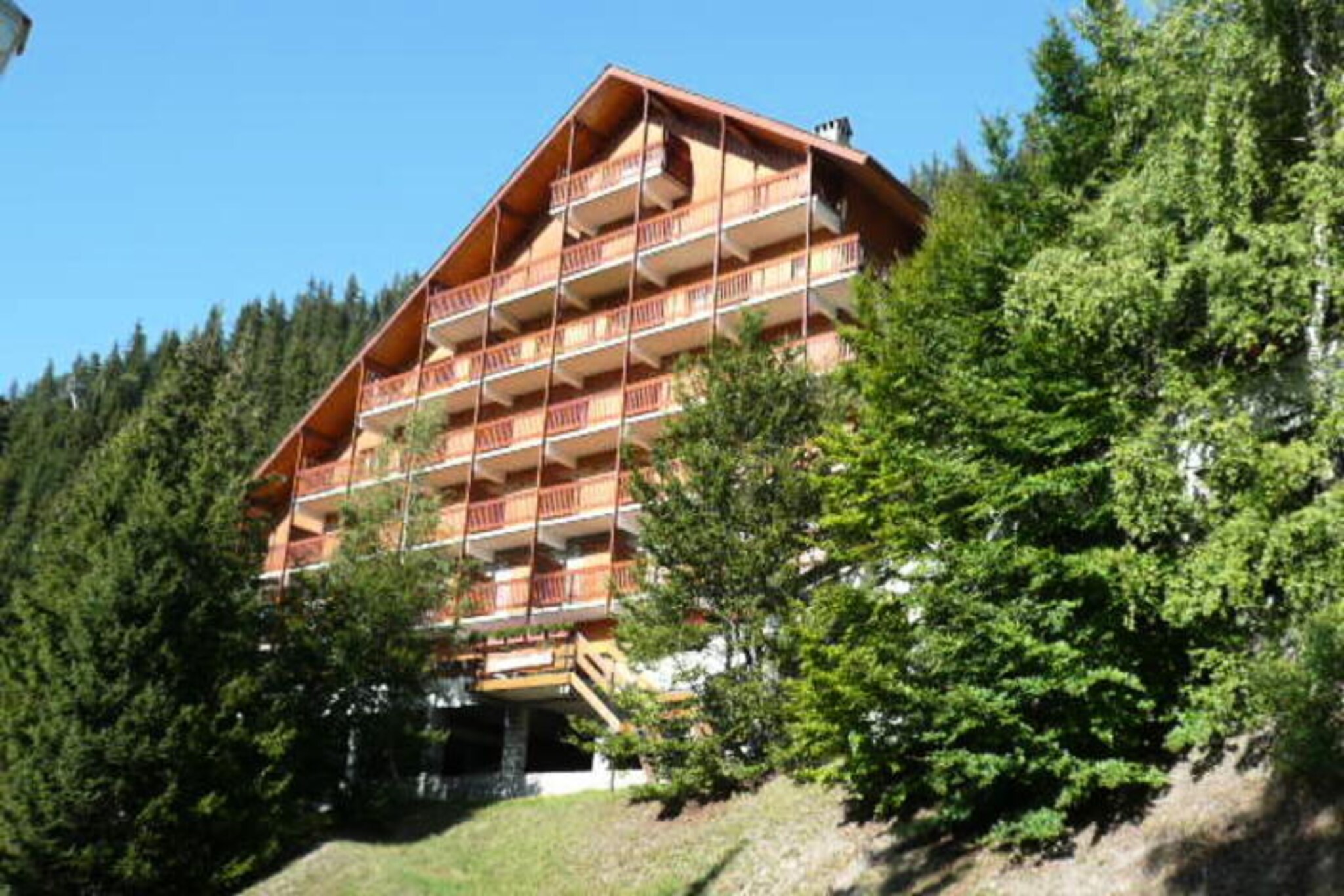 High above the picturesque valley of Méribel, this luxurious apartment invites you to experience the charm of the French Alps in every season. With its prime location in the Plateau district, you’ll enjoy the perfect balance of tranquility and convenience. Imagine waking up to stunning views of the slopes and valley from your private balcony, breathing in the crisp mountain air as the sun rises over the peaks. Whether you’re here for a winter ski adventure or a summer retreat, this residence offers a warm and welcoming alpine escape.
Spanning 81m², this fully renovated 5-room apartment is designed to accommodate up to eight guests with ease. The spacious layout features four beautifully appointed bedrooms spread across two levels, offering a mix of double and single beds for ultimate comfort. The modern kitchen is fully equipped with everything you need, including an electric stovetop, oven, dishwasher, and refrigerator with freezer. After a day of exploring, relax in the cozy living area by the fireplace or connect with loved ones using the included Wi-Fi. Additional amenities such as a ski locker, covered parking space, and drying facilities ensure a hassle-free stay.
Located just 200 meters from the slopes and a mere 50 meters from shops and restaurants, this apartment places you at the heart of Méribel’s vibrant Plateau district. A shuttle bus stop is only two minutes away, providing easy access to the village center and upper slopes. In winter, enjoy world-class skiing and snowboarding, while summer offers scenic hiking trails, mountain biking, and breathtaking views of the Alps.
This is more than just a place to stay—it’s your gateway to unforgettable alpine adventures. Whether you’re seeking thrilling outdoor activities or peaceful moments surrounded by nature, this Méribel apartment promises a holiday filled with comfort, beauty, and cherished memories.