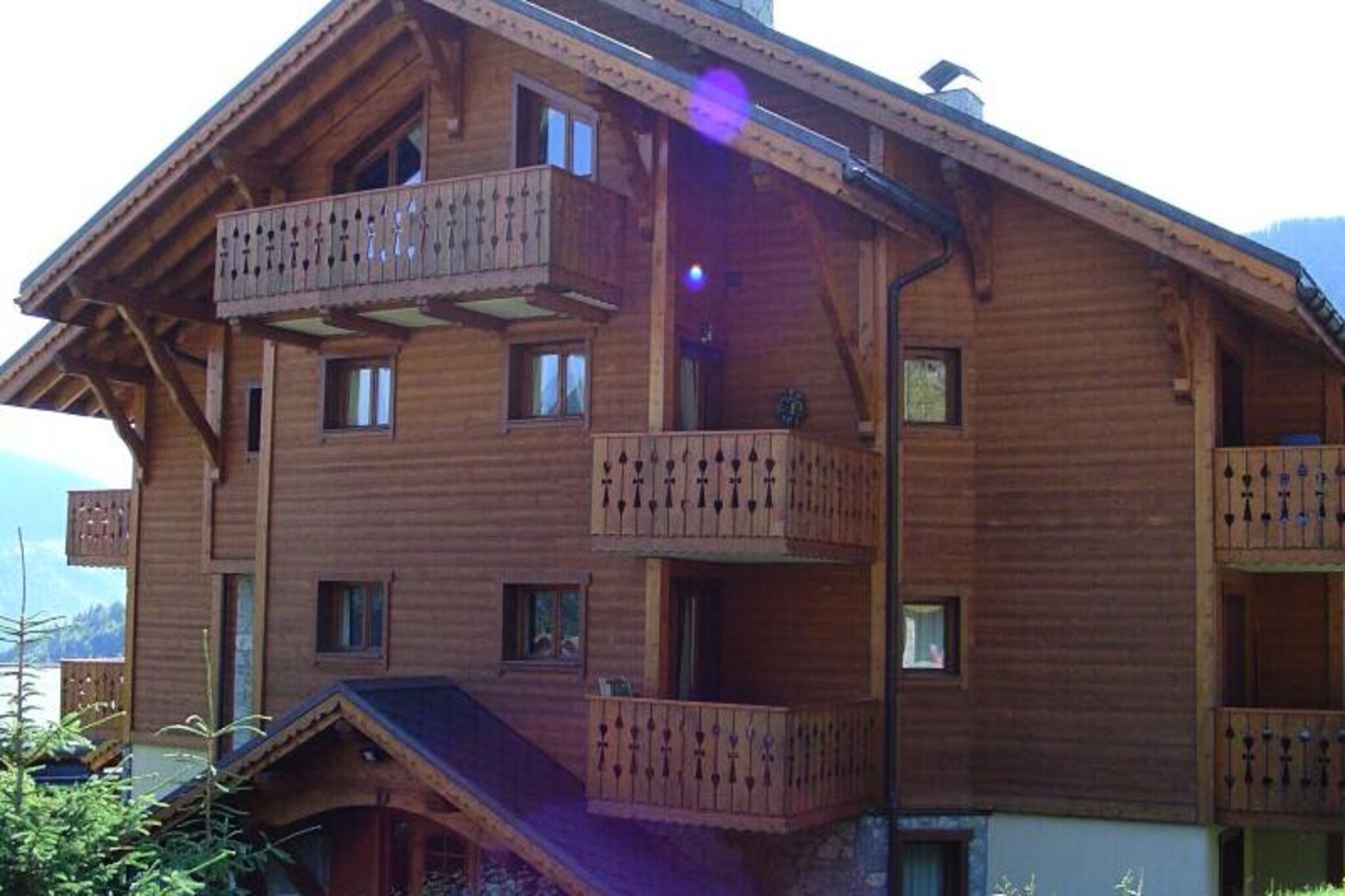 In the picturesque village of Les Allues, where alpine charm meets tranquil surroundings, this delightful 3-star apartment offers a serene retreat for your mountain getaway. Set amidst the breathtaking landscapes of the French Alps, it’s a haven for those seeking both adventure and relaxation. Imagine waking up to the soft glow of the morning sun on your southeast-facing terrace, with stunning views of the valley and the quaint village below. Whether you’re here for skiing, hiking, or simply unwinding, this residence provides the perfect base.
The apartment, thoughtfully designed for up to four guests, features two cozy bedrooms—a double bed in the first and bunk beds in the second, ideal for families or small groups. The open-plan kitchen and living area create a warm, inviting space to gather after a day of exploration. Fully equipped with modern amenities like an oven, dishwasher, microwave, and ceramic hob, the kitchen makes meal preparation a breeze. Additional comforts include a television, a ski locker, and outdoor parking, ensuring a convenient and stress-free stay.
Located just 1km from the Olympe cable car, village shops, and the free shuttle bus stop, you’re perfectly positioned to access the world-class slopes of Méribel or explore the enchanting forest trails nearby. Les Allues itself offers a peaceful ambiance, with its traditional Savoyard charm and welcoming community.
Whether you’re carving through pristine snow in winter or trekking through lush alpine meadows in summer, this apartment invites you to create unforgettable memories in the heart of the French Alps. Book your stay today and experience the magic of Les Allues.