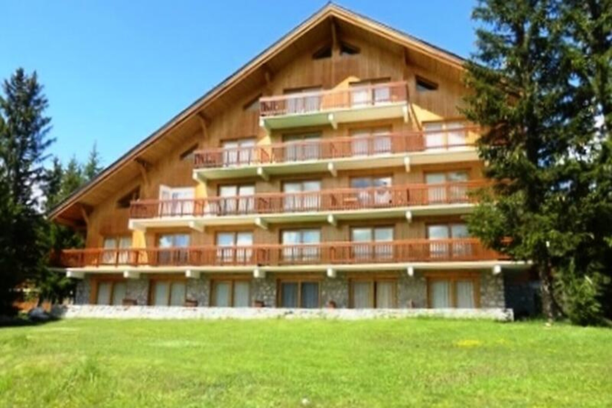 In the serene Altiport area of Méribel, this charming studio invites you to experience the magic of the French Alps. With its enviable location at the foot of the slopes and near the start of the golf course, this residence offers breathtaking views of the surrounding mountains and ski runs. Whether you're here for a winter ski adventure or a summer escape, the tranquil setting and alpine charm create the perfect backdrop for your holiday.
This cozy 26 m² studio, located on the second floor of a residence with an elevator, comfortably accommodates up to four guests. The living room features two single sofa beds, while the sleeping area includes a set of bunk beds, making it ideal for families or small groups. The kitchen is well-equipped with electric hotplates, an oven, a dishwasher, and a refrigerator, ensuring you have everything you need to prepare meals after a day of adventure. The bathroom includes a bathtub, and there is a separate toilet for added convenience. Additional amenities such as a television and a ski locker enhance your stay, while the southeast-facing corner balcony offers a serene spot to soak in the views.
Located just 3 km from the lively center of Méribel and steps away from the shuttle bus stop, this residence ensures easy access to local attractions, shops, and restaurants. In winter, enjoy direct access to the slopes, while summer brings opportunities for hiking, golfing, and exploring the breathtaking landscapes of the Alps. With discounted ski passes available and the option to rent a Wi-Fi router, every detail has been considered to make your stay seamless and enjoyable.
Whether you're carving through fresh powder or basking in the summer sun, this Méribel retreat promises an unforgettable alpine getaway. Book now and create lasting memories in one of the most picturesque corners of the French Alps.