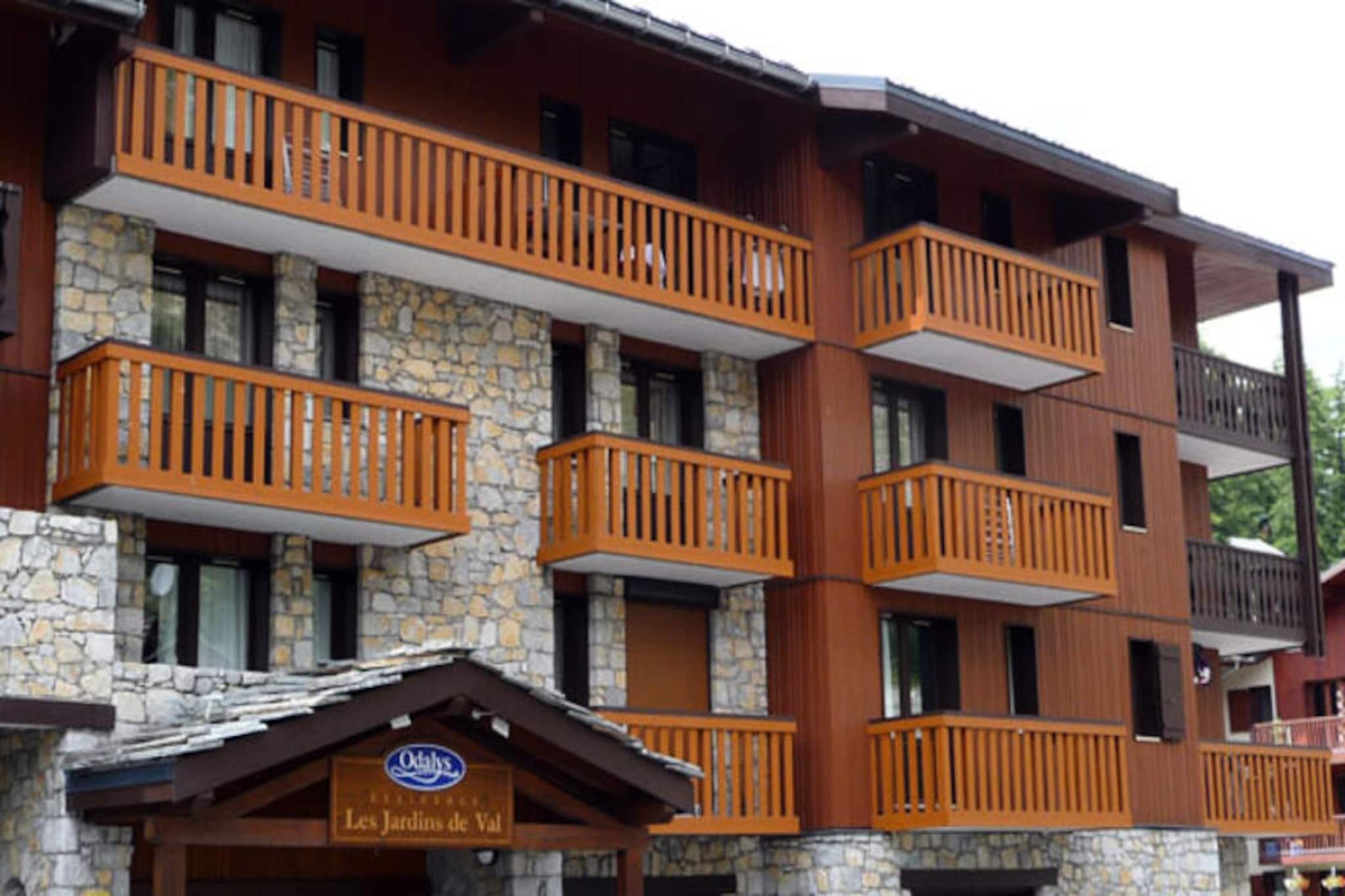 Pleasant, fully renovated studio cabin for 4 people located in Val d'Isère, 350m from the village center and 450m from the slopes.