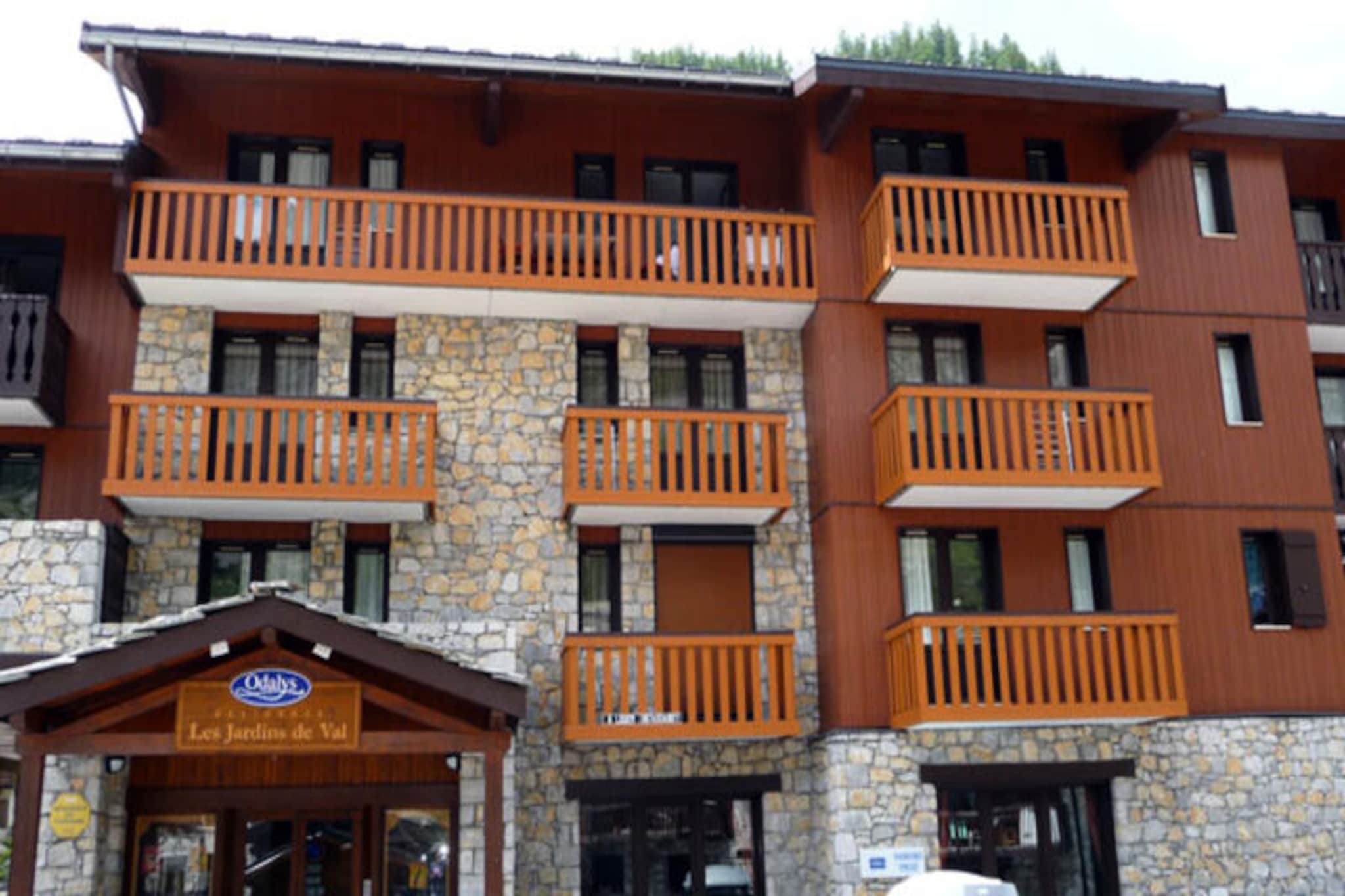 Pleasant, fully renovated studio cabin for 4 people located in Val d'Isère, 350m from the village center and 450m from the slopes.