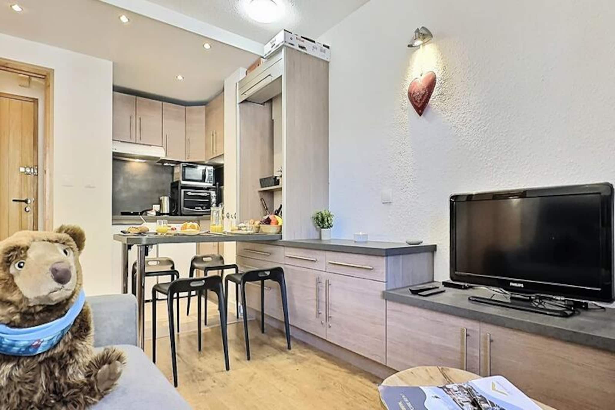 Pleasant, fully renovated studio cabin for 4 people located in Val d'Isère, 350m from the village center and 450m from the slopes.