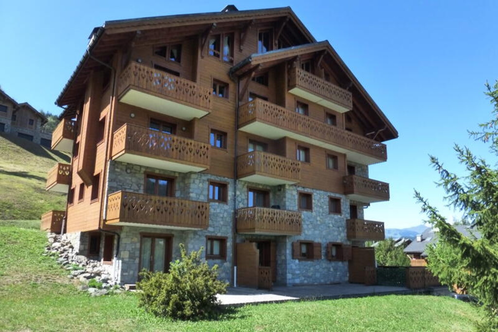 In the serene embrace of the French Alps, this charming apartment near the village of Les Allues offers a tranquil retreat for your next mountain getaway. Surrounded by breathtaking natural beauty, it’s the perfect base for exploring the wonders of Méribel, whether you’re seeking thrilling winter sports or peaceful summer hikes. The quiet location invites you to unwind and reconnect with nature, all while being just a 20-minute walk from the Olympe cable car, village shops, and a free shuttle stop.
Inside, this 41m² two-bedroom apartment is thoughtfully designed to accommodate up to four guests. The cozy living space opens onto a large southeast-facing terrace, ideal for soaking in the alpine sun or enjoying a quiet morning coffee with panoramic views. The first bedroom features a comfortable double bed and an en-suite shower, while the second bedroom also offers a double bed for restful nights. A well-equipped kitchenette with an electric stovetop, oven, microwave, dishwasher, and refrigerator ensures you have everything you need to prepare delicious meals after a day of adventure. Additional amenities include a television, ski locker, and washing machine for your convenience.
Beyond the apartment, the region beckons with endless activities. From skiing, snowshoeing, and sledding in winter to hiking and exploring lush trails in summer, there’s something for everyone. The nearby village of Les Allues provides a taste of authentic alpine charm, with local shops and easy access to the Méribel ski area. Whether you’re here to carve through fresh powder or bask in the tranquility of mountain landscapes, this residence offers an unforgettable escape.
With its blend of comfort, convenience, and stunning surroundings, this apartment is your gateway to the best of the French Alps. Book your stay today and create memories that will last a lifetime.