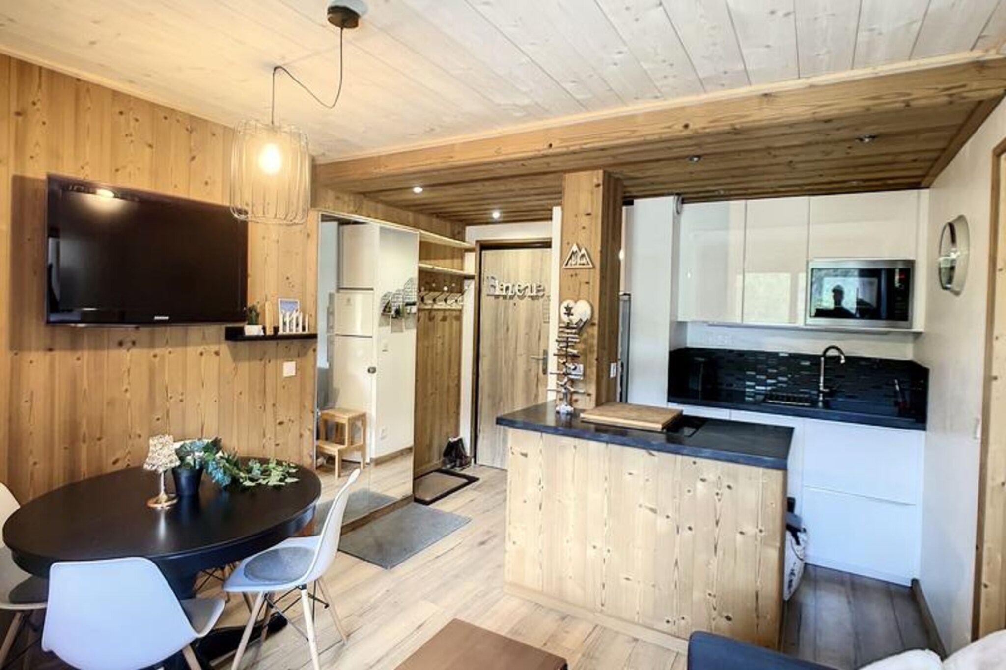 In the heart of Courchevel Moriond, where the charm of the French Alps meets modern convenience, this cozy 2-room apartment in the Airelle Residence offers a delightful alpine retreat. With its north-west exposure, the property boasts stunning views of the surrounding mountains and valleys, creating a picturesque backdrop for your holiday. Located just 150 meters from the ski lifts and 400 meters from local shops, it provides the perfect balance of accessibility and tranquility for your mountain getaway.
Inside, the apartment is thoughtfully designed to accommodate up to six guests. The living room features a comfortable sofa bed and a TV, creating a warm and inviting space to relax after a day on the slopes. A sleeping alcove with a bunk bed and a separate bedroom with a double bed ensure restful nights for all. The open-plan kitchen is fully equipped, making it easy to prepare hearty meals to enjoy with family or friends. A modern bathroom and separate toilet add to the convenience, while the tasteful alpine decor enhances the cozy atmosphere.
Step outside and you’re just moments away from the vibrant energy of Courchevel Moriond. The nearby ski lifts provide direct access to the renowned slopes of the Three Valleys, the largest ski area in the world. After a day of skiing or snowboarding, explore the charming village with its array of shops, restaurants, and après-ski options. In summer, the region transforms into a haven for hikers and nature enthusiasts, with trails that wind through breathtaking alpine landscapes.
Whether you’re seeking adventure or relaxation, this apartment offers the ideal base for an unforgettable alpine experience. With included services such as linens, bathroom products, and end-of-stay cleaning, your stay is designed to be as comfortable and worry-free as possible. Let the magic of Courchevel Moriond create memories that will last a lifetime.