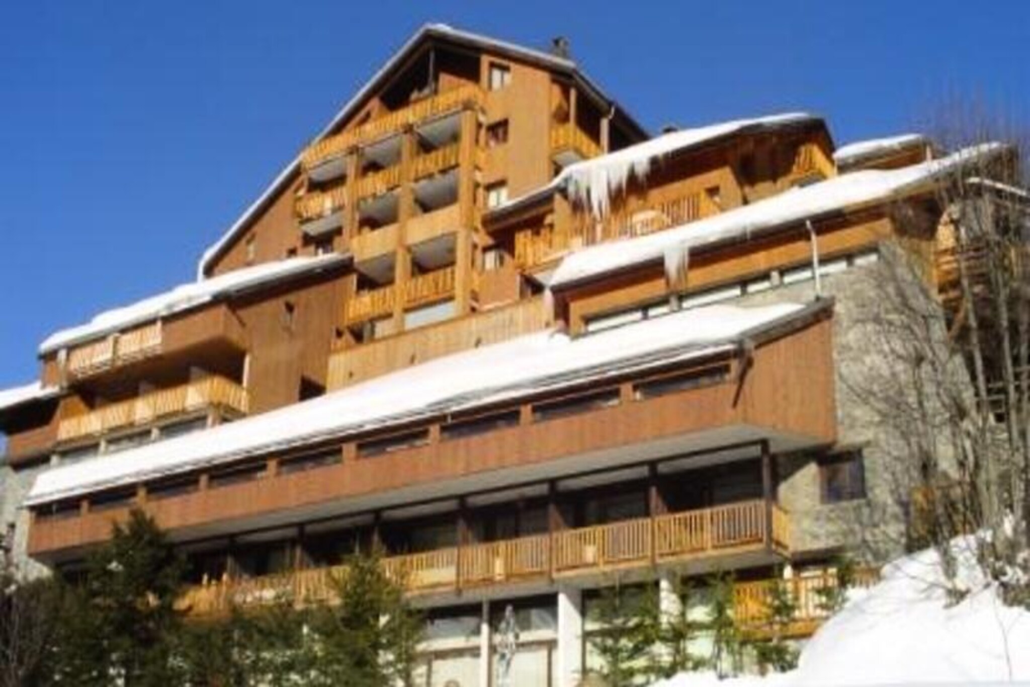 Spacious duplex for 4 people located in Méribel center close to shops