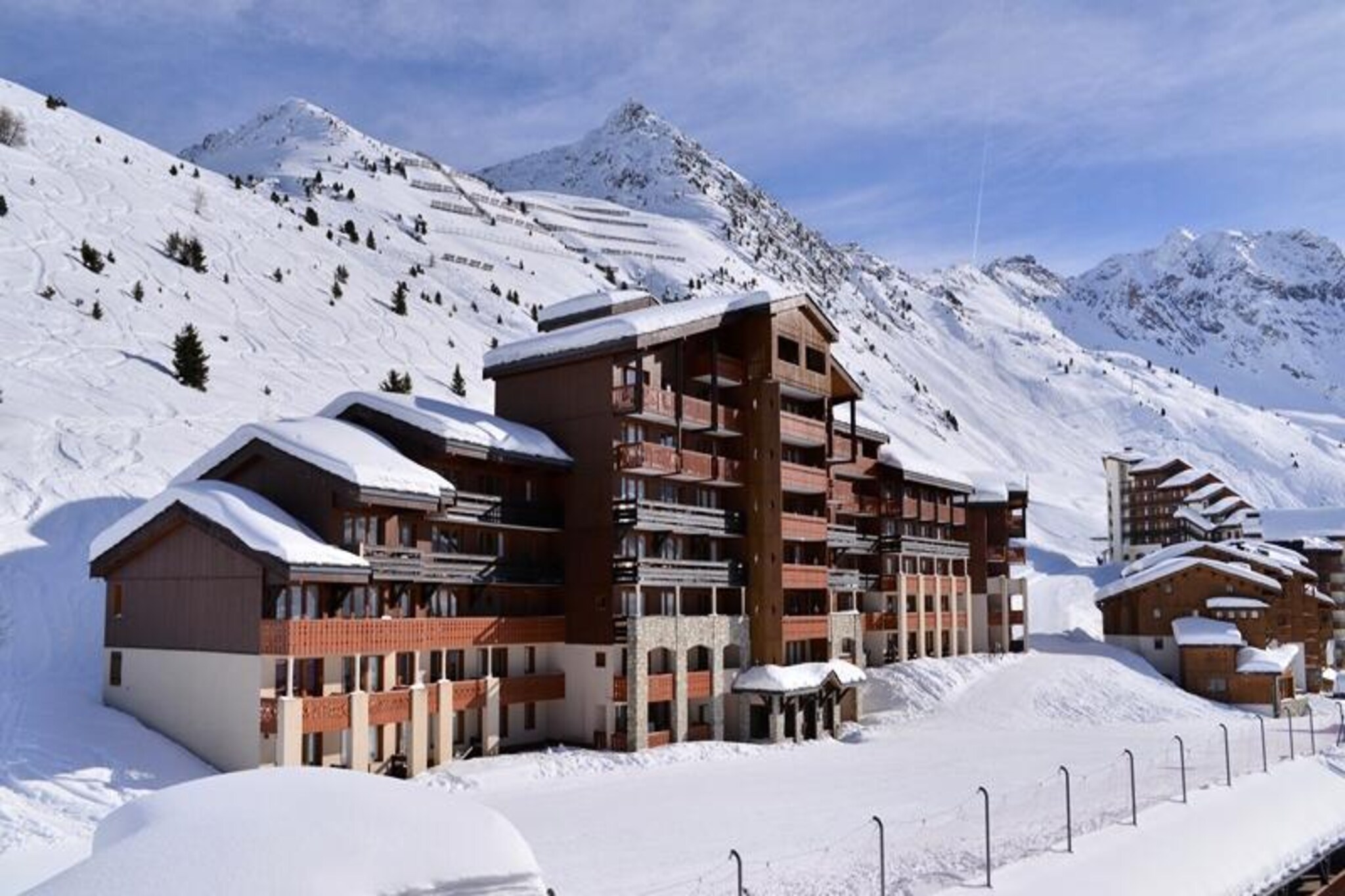 High above the charming resort of Belle Plagne, this cozy ski-in/ski-out apartment offers an unforgettable alpine escape. Situated on the 5th floor of a 7-story residence, it boasts direct access to the slopes, making it a dream destination for winter sports enthusiasts. From the south-facing balcony, soak in panoramic views of the snowy pistes and feel the crisp mountain air as you plan your next adventure in the heart of the Paradiski domain.
Designed to comfortably accommodate up to six guests, the apartment features a welcoming living area with two single beds and a trundle bed, a separate bedroom with a double bed, and a sleeping nook with bunk beds. The open-plan kitchen is fully equipped with modern appliances, including an oven, microwave/grill, dishwasher, and refrigerator, ensuring you have everything you need to prepare hearty meals after a day on the slopes. A flat-screen TV and DVD player add to the cozy ambiance, while the bathroom with a bathtub and a separate toilet provide convenience for all guests.
The residence offers practical amenities such as an elevator, individual ski lockers, and paid underground parking with direct access to the building. Located in the upper part of the resort, all shops and services are just 100 meters away, ensuring you have everything you need within easy reach. Whether you're here to ski, snowboard, or simply enjoy the serene mountain atmosphere, Belle Plagne offers an idyllic setting for your holiday.
With its prime location, breathtaking views, and comfortable amenities, this apartment is the perfect base for creating lasting memories in the French Alps. Whether you're visiting during the snowy winter months or the vibrant summer season, Belle Plagne promises an unforgettable alpine experience.