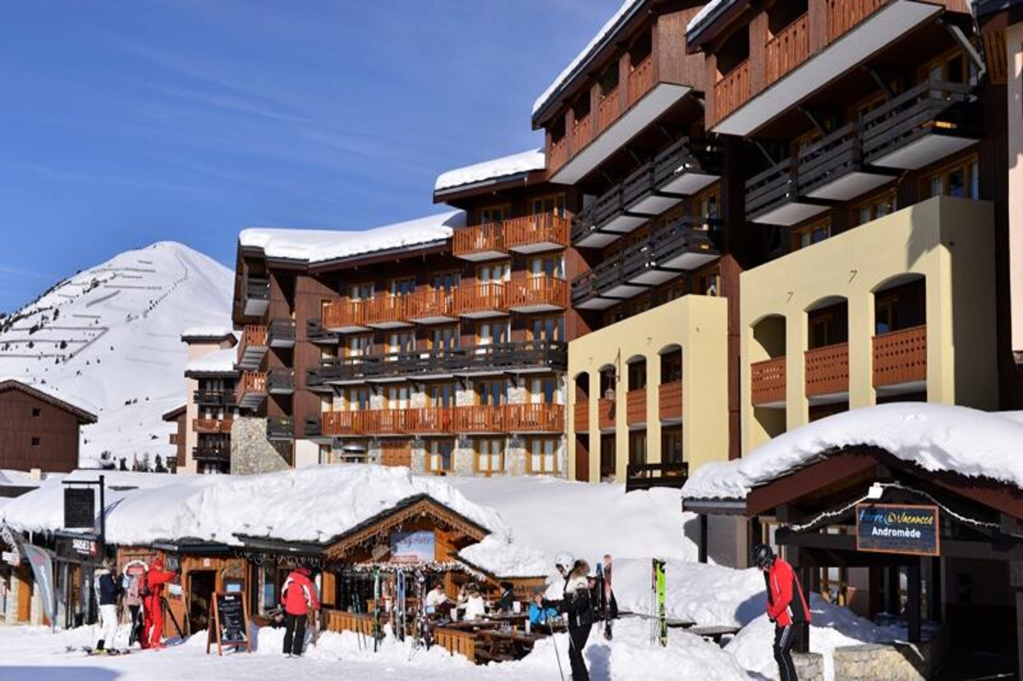 Charming apartment · Ski-in ski-out · Slope view · Balcony