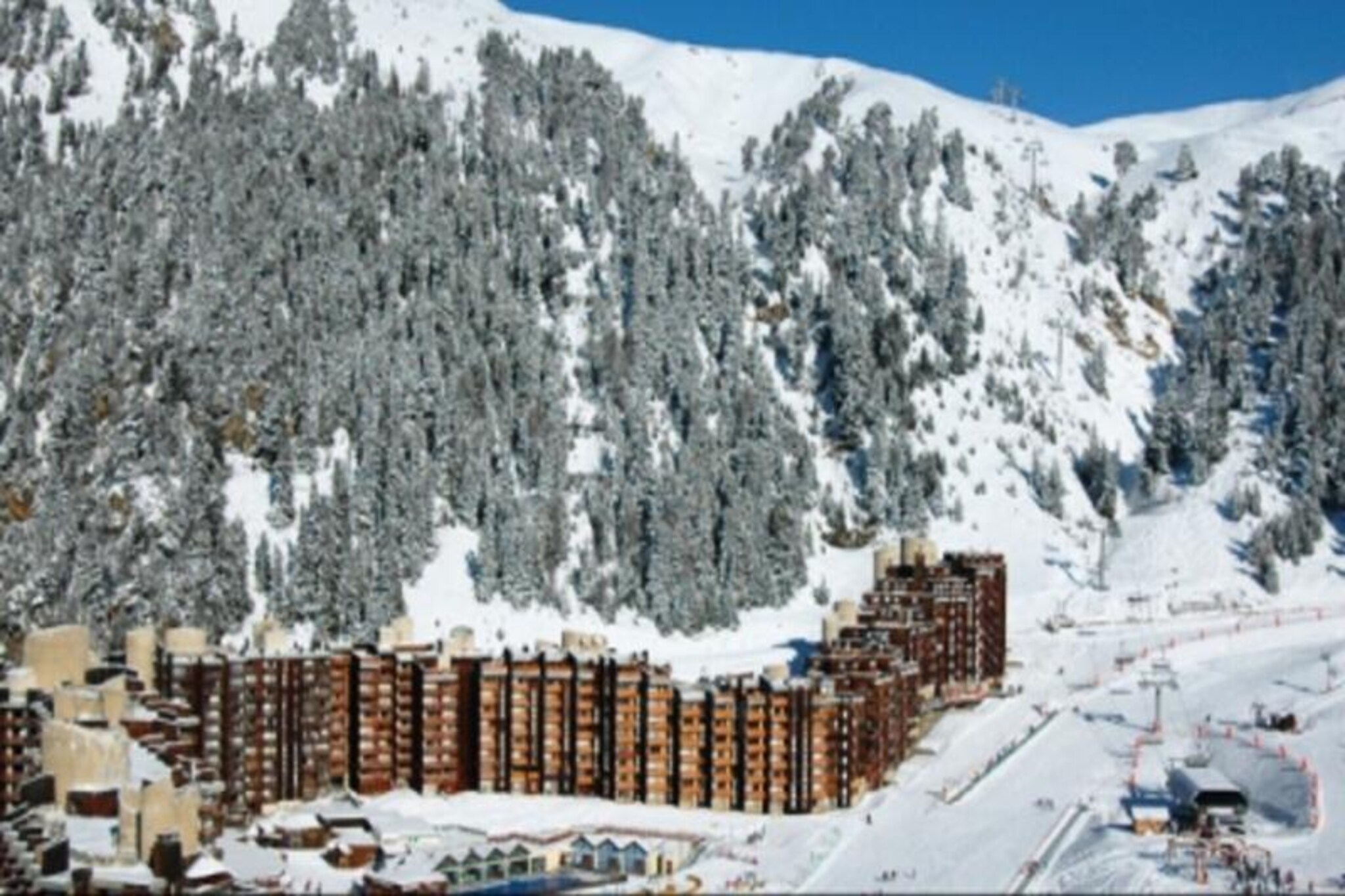 High above the Tarentaise Valley, this cozy studio in Plagne Bellecote offers the perfect alpine retreat for couples or small families. Set on the 6th floor of the Les Glaciers 3 residence, the property combines convenience with charm, providing easy access to the vibrant snow front and the world-class Paradiski ski area. Whether you're here to carve through pristine slopes or simply soak in the crisp mountain air, this ski-in/ski-out studio ensures every moment of your stay is unforgettable.
Compact yet thoughtfully designed, the 22m² studio comfortably accommodates up to four guests. The living area features a sofa bed, a trundle bed, and two bunk beds, making it ideal for both relaxation and restful nights. The open-plan kitchen is equipped with modern amenities, including two electric hobs, a dishwasher, a combination microwave, and a refrigerator, allowing you to prepare hearty meals after a day on the slopes. The bathroom includes a bathtub and toilet, while the balcony offers a quiet spot to unwind, facing north with tranquil views away from the slopes.
Located just 100 meters from shops and dining options, the residence ensures everything you need is within easy reach. Secure ski lockers provide peace of mind, and both indoor and outdoor paid parking are available for added convenience. While the studio does not offer slope views, its proximity to the ski lifts and vibrant resort atmosphere more than compensates.
Whether you're a seasoned skier or a first-time visitor, Plagne Bellecote is a gateway to unforgettable alpine adventures. From its lively après-ski scene to its breathtaking landscapes, this studio invites you to experience the magic of the French Alps in comfort and style.