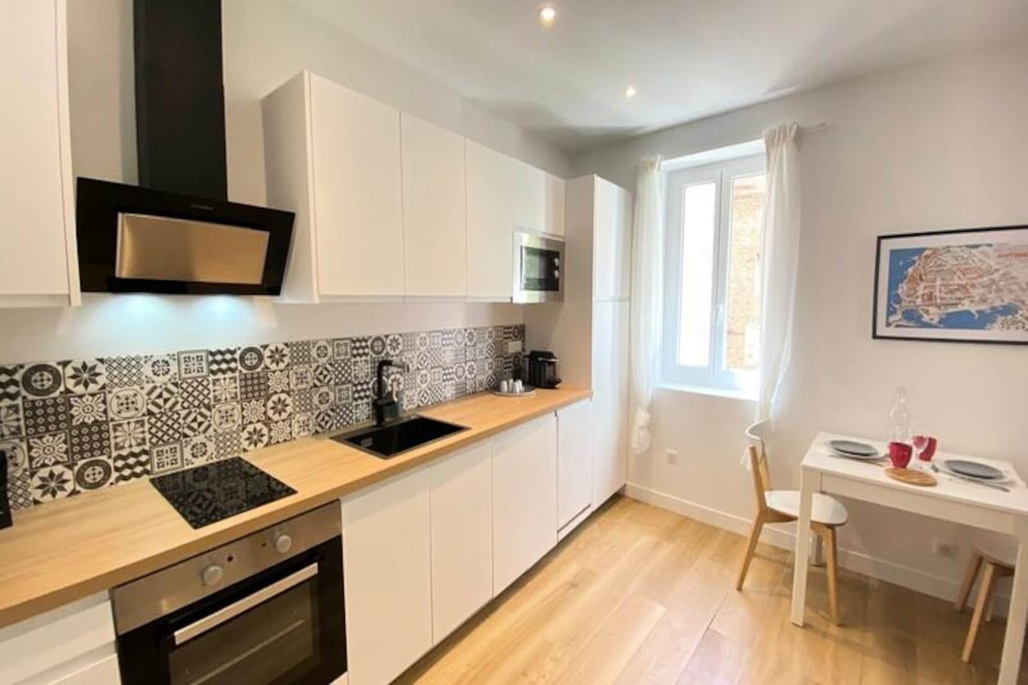 Apartment in Old Antibes near the Sea