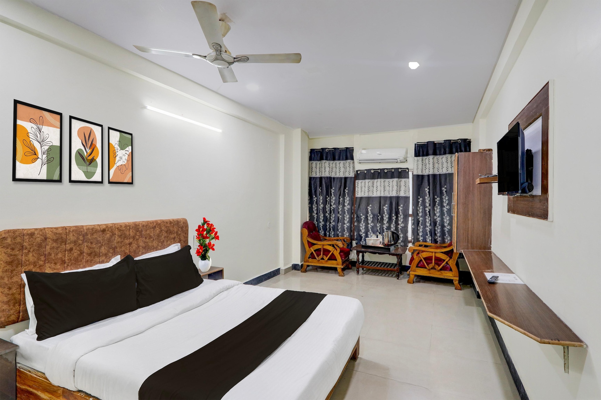 Hotel O Khammam Railway Junction Formerly Raghavendra Inn features accommodation in Khammam. This 3-star hotel offers room service, a 24-hour front desk and free WiFi. The hotel has family rooms.

The rooms at the hotel are fitted with a seating area, a flat-screen TV with satellite channels and a private bathroom with free toiletries and a bath or shower. All guest rooms at Hotel O Khammam Railway Junction Formerly Raghavendra Inn have air conditioning and a desk.

Vijayawada Airport is 133 km from the property.
Early Check-In Policy: A full day’s room rate will be charged for check-ins before 6:00 AM. Complimentary early check-in is available between 6:00 AM and 10:00 AM, subject to room availability.
Check-in is only available to guests aged 18 and above. Please provide a government-issued ID to confirm your age.

1. Unmarried couples are warmly welcome at this property.
2. Guests with local ID proof are warmly welcome.
3.Foreign guests are welcome and allowed to stay at this property without any restrictions

