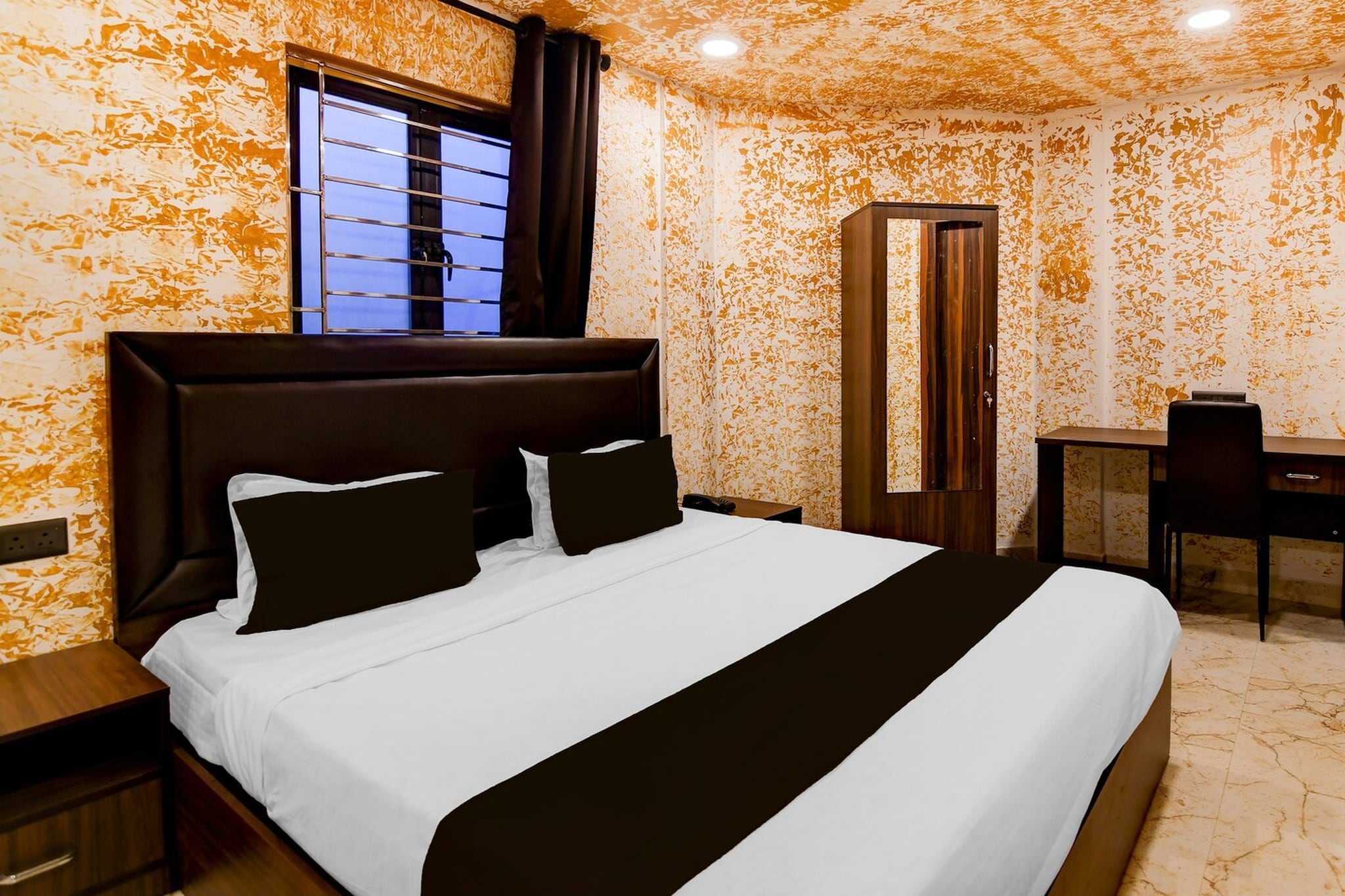 Situated within 1.2 km of Sealdah Railway Station and 1.6 km of Esplanade Metro Station, Townhouse Oak Moulali Bus Terminal Formerly Creek Row features rooms with air conditioning and a private bathroom in Kolkata. Among the facilities of this property are a restaurant, room service and a 24-hour front desk, along with free WiFi throughout the property. The hotel has family rooms.

The rooms at the hotel are fitted with a seating area, a flat-screen TV with satellite channels and a private bathroom with free toiletries and a bath or shower. All guest rooms have a desk.

New Market is 1.8 km from Townhouse Oak Moulali Bus Terminal Formerly Creek Row, while Park Street Metro Station is 2.2 km from the property. Netaji Subhash Chandra Bose International Airport is 14 km away.
Early Check-In Policy: A full dayâ€™s room rate will be charged for check-ins before 6:00 AM. Complimentary early check-in is available between 6:00 AM and 10:00 AM, subject to room availability.
Check-in is only available to guests aged 18 and above. Please provide a government-issued ID to confirmÂ yourÂ age

1. Unmarried couples are warmly welcome at this property.
2. Guests with local ID proof are warmly welcome.
3.Foreign guests are welcome and allowed to stay at this property without any restrictions

