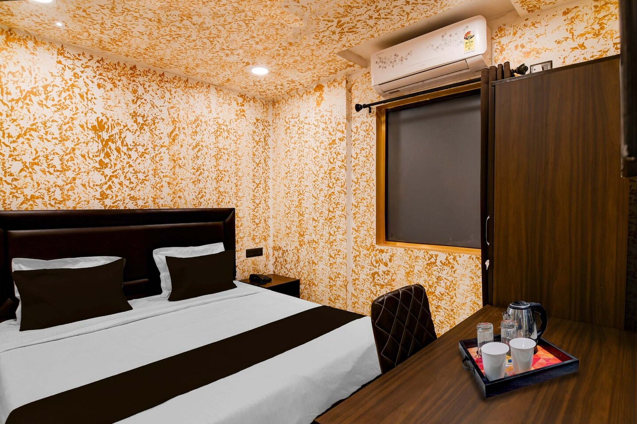 Situated within 1.2 km of Sealdah Railway Station and 1.6 km of Esplanade Metro Station, Townhouse Oak Moulali Bus Terminal Formerly Creek Row features rooms with air conditioning and a private bathroom in Kolkata. Among the facilities of this property are a restaurant, room service and a 24-hour front desk, along with free WiFi throughout the property. The hotel has family rooms.

The rooms at the hotel are fitted with a seating area, a flat-screen TV with satellite channels and a private bathroom with free toiletries and a bath or shower. All guest rooms have a desk.

New Market is 1.8 km from Townhouse Oak Moulali Bus Terminal Formerly Creek Row, while Park Street Metro Station is 2.2 km from the property. Netaji Subhash Chandra Bose International Airport is 14 km away.
Early Check-In Policy: A full day’s room rate will be charged for check-ins before 6:00 AM. Complimentary early check-in is available between 6:00 AM and 10:00 AM, subject to room availability.
Check-in is only available to guests aged 18 and above. Please provide a government-issued ID to confirm your age

1. Unmarried couples are warmly welcome at this property.
2. Guests with local ID proof are warmly welcome.
3.Foreign guests are welcome and allowed to stay at this property without any restrictions

