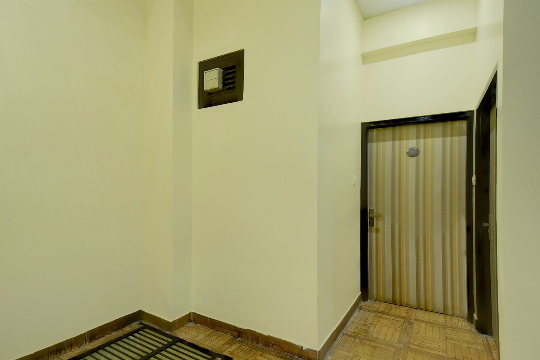 Ground floor: (Kitchen(dining table, electric kettle, microwave), bedroom(double bed, TV, seating area, air conditioning, telephone), bathroom(bathtub or shower, shower, washbasin, toilet, Towels incl., shampoo, body soap, hot water), parking)