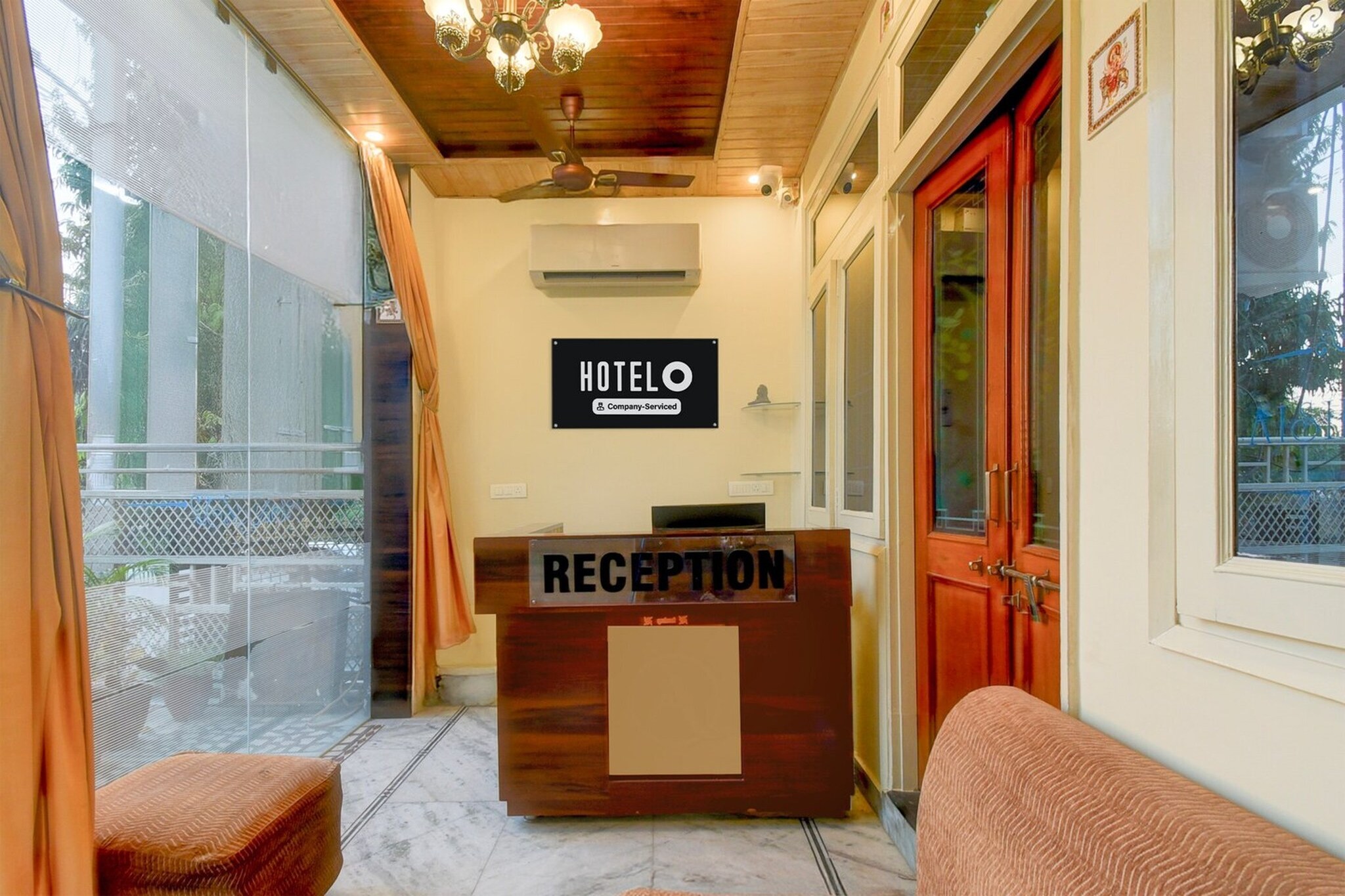 Ground floor: (Kitchen(dining table, electric kettle, microwave), bedroom(double bed, TV, seating area, air conditioning, telephone), bathroom(bathtub or shower, shower, washbasin, toilet, Towels incl., shampoo, body soap, hot water), parking)