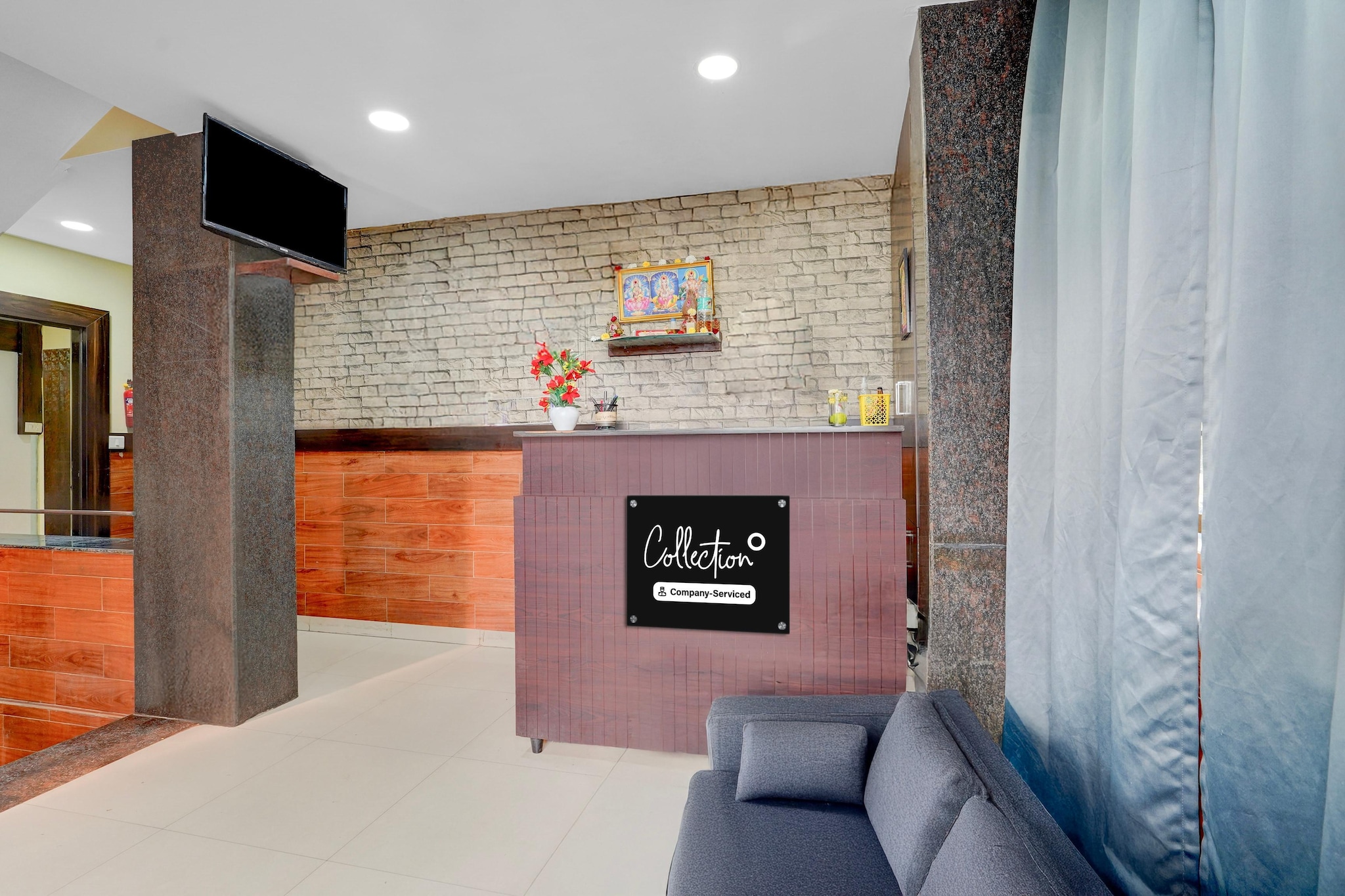 Ground floor: (bedroom(double bed, TV, seating area, air conditioning, telephone), bathroom(bathtub or shower, washbasin, toilet, Towels incl., shampoo, body soap, hot water), lift)