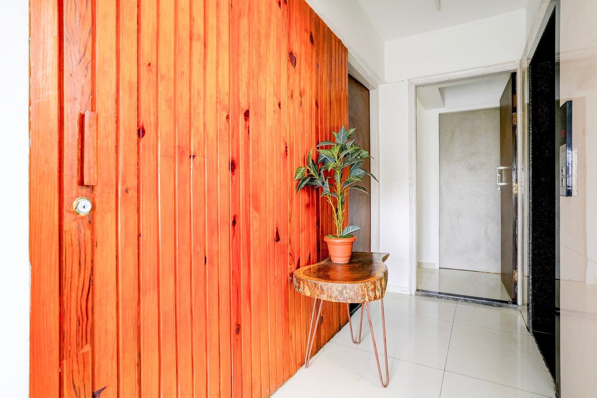 Ground floor: (bedroom(double bed, TV, seating area, air conditioning, telephone), bathroom(bathtub or shower, washbasin, toilet, Towels incl., shampoo, body soap, hot water), lift)