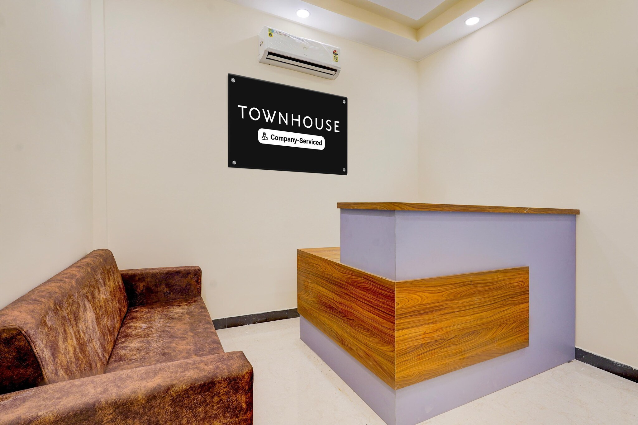 Ground floor: (bedroom(double bed, TV, seating area, air conditioning, telephone), bathroom(bathtub or shower, washbasin, toilet, Towels incl., shampoo, body soap, hot water))