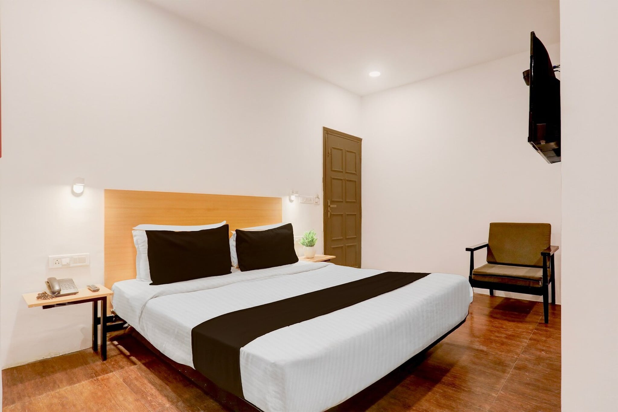 Located within 2.6 km of Vidarbha Cricket Association Stadium and 200 metres of Nagpur Railway Station, Townhouse Nagpur Junction Formerly Hotel Woodland provides rooms with air conditioning and a private bathroom in Nagpur. Among the facilities of this property are a restaurant, a shared kitchen and a shared lounge, along with free WiFi throughout the property. The accommodation offers room service, a 24-hour front desk and luggage storage for guests.
Guest rooms at the hotel are equipped with a seating area, a flat-screen TV with satellite channels and a private bathroom with free toiletries and a bath or shower. All units include a desk.
Sitabuldi Fort is 1.7 km from Townhouse Nagpur Junction Formerly Hotel Woodland, while Zero Mile Stone Nagpur is 1.8 km away. Dr. Babasaheb Ambedkar International Airport is 8 km from the property.
Unmarried couples are warmly welcome at this property.
Guests with local ID proof are warmly welcome.
Apologies, but we are currently unable to host foreign nationals at this property.
Early Check-In Policy: A full day’s room rate will be charged for check-ins before 6:00 AM. Complimentary early check-in is available between 6:00 AM and 10:00 AM, subject to room availability.
Check-in is only available to guests aged 18 and above. Please provide a government-issued ID to confirm your age.