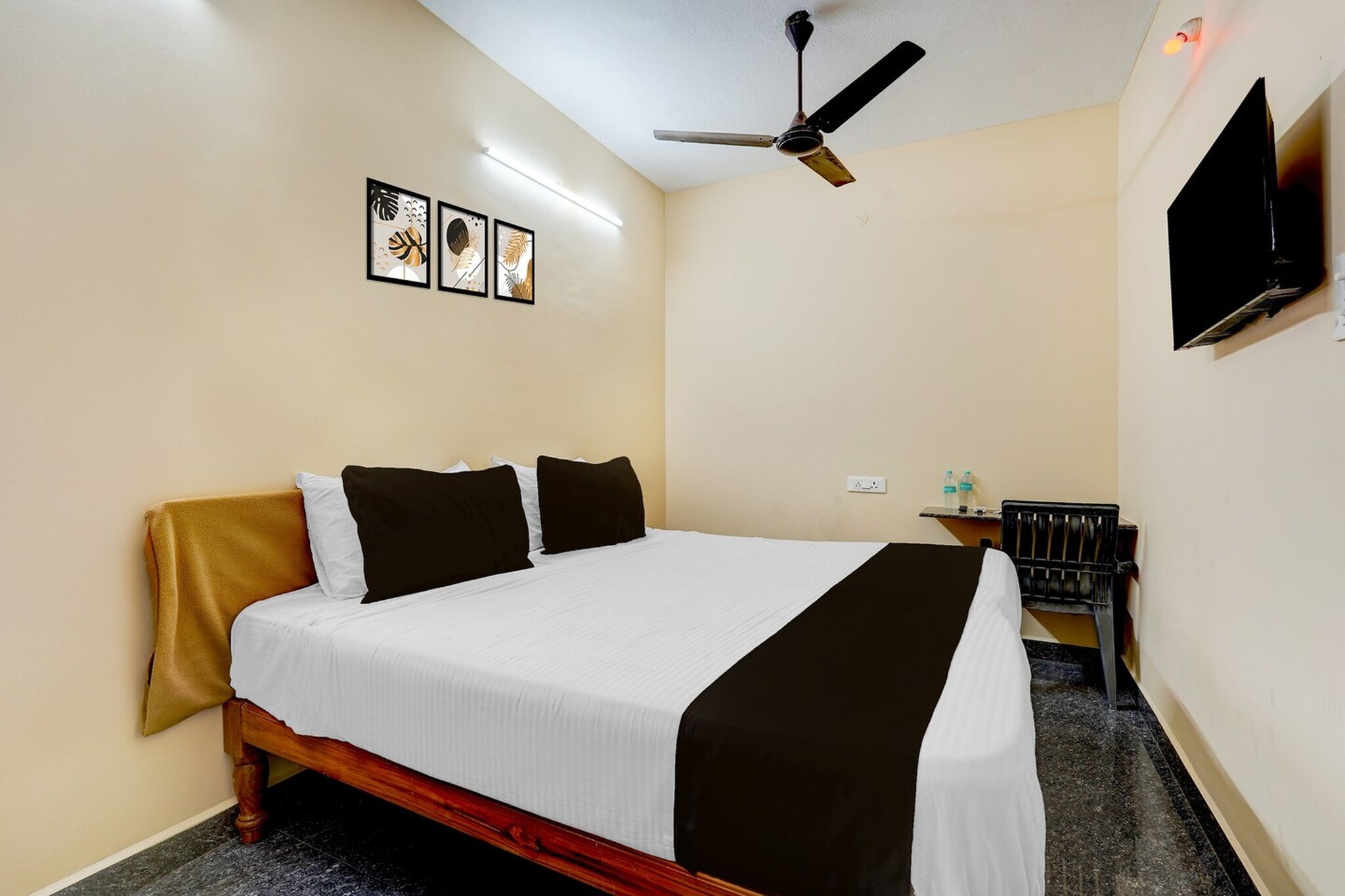 Located within 25 km of Chennai Central Railway Station and 25 km of Government Museum Chennai, Hotel O Karanodai Formely AVR Rooms provides rooms with air conditioning and a private bathroom in Cholavaram. This 3-star hotel offers room service, a 24-hour front desk and free WiFi. The hotel features family rooms.
Guest rooms at the hotel are equipped with a seating area, a flat-screen TV with satellite channels and a private bathroom with free toiletries and a bath or shower. All units include a desk.
Fort Museum is 26 km from Hotel O Karanodai Formely AVR Rooms, while Madras Medical College is 27 km away. Chennai International Airport is 34 km from the property.
Unmarried couples are warmly welcome at this property.
Guests with local ID proof are warmly welcome.
Apologies, but we are currently unable to host foreign nationals at this property.
Early Check-In Policy: A full day’s room rate will be charged for check-ins before 6:00 AM. Complimentary early check-in is available between 6:00 AM and 10:00 AM, subject to room availability.
Check-in is only available to guests aged 18 and above. Please provide a government-issued ID to confirm your age.