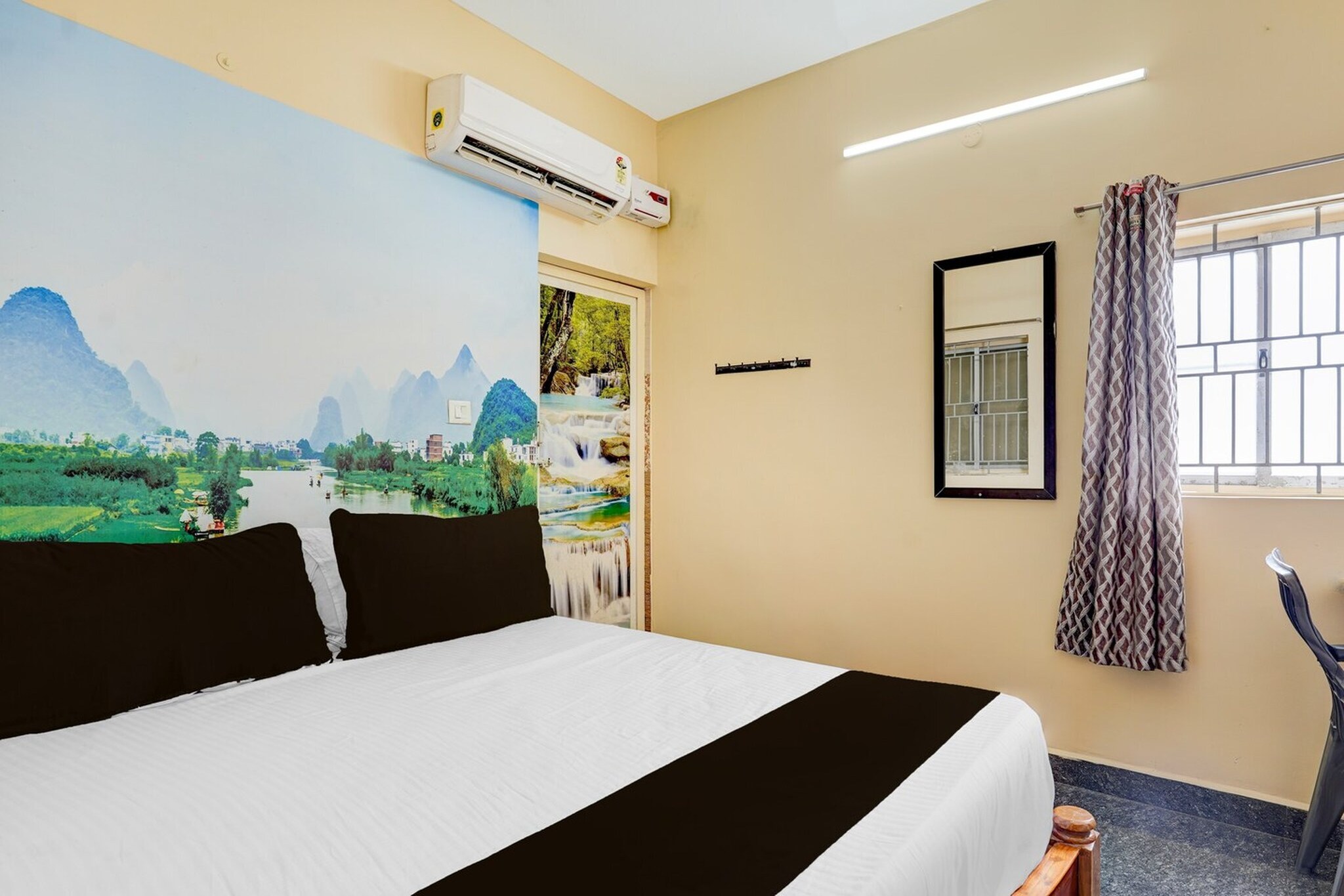 Located within 25 km of Chennai Central Railway Station and 25 km of Government Museum Chennai, Hotel O Karanodai Formely AVR Rooms provides rooms with air conditioning and a private bathroom in Cholavaram. This 3-star hotel offers room service, a 24-hour front desk and free WiFi. The hotel features family rooms.

Guest rooms at the hotel are equipped with a seating area, a flat-screen TV with satellite channels and a private bathroom with free toiletries and a bath or shower. All units include a desk.

Fort Museum is 26 km from Hotel O Karanodai Formely AVR Rooms, while Madras Medical College is 27 km away. Chennai International Airport is 34 km from the property.

Unmarried couples are warmly welcome at this property.
Guests with local ID proof are warmly welcome.
Apologies, but we are currently unable to host foreign nationals at this property.
Early Check-In Policy: A full day’s room rate will be charged for check-ins before 6:00 AM. Complimentary early check-in is available between 6:00 AM and 10:00 AM, subject to room availability.
 
Check-in is only available to guests aged 18 and above. Please provide a government-issued ID to confirm your age.