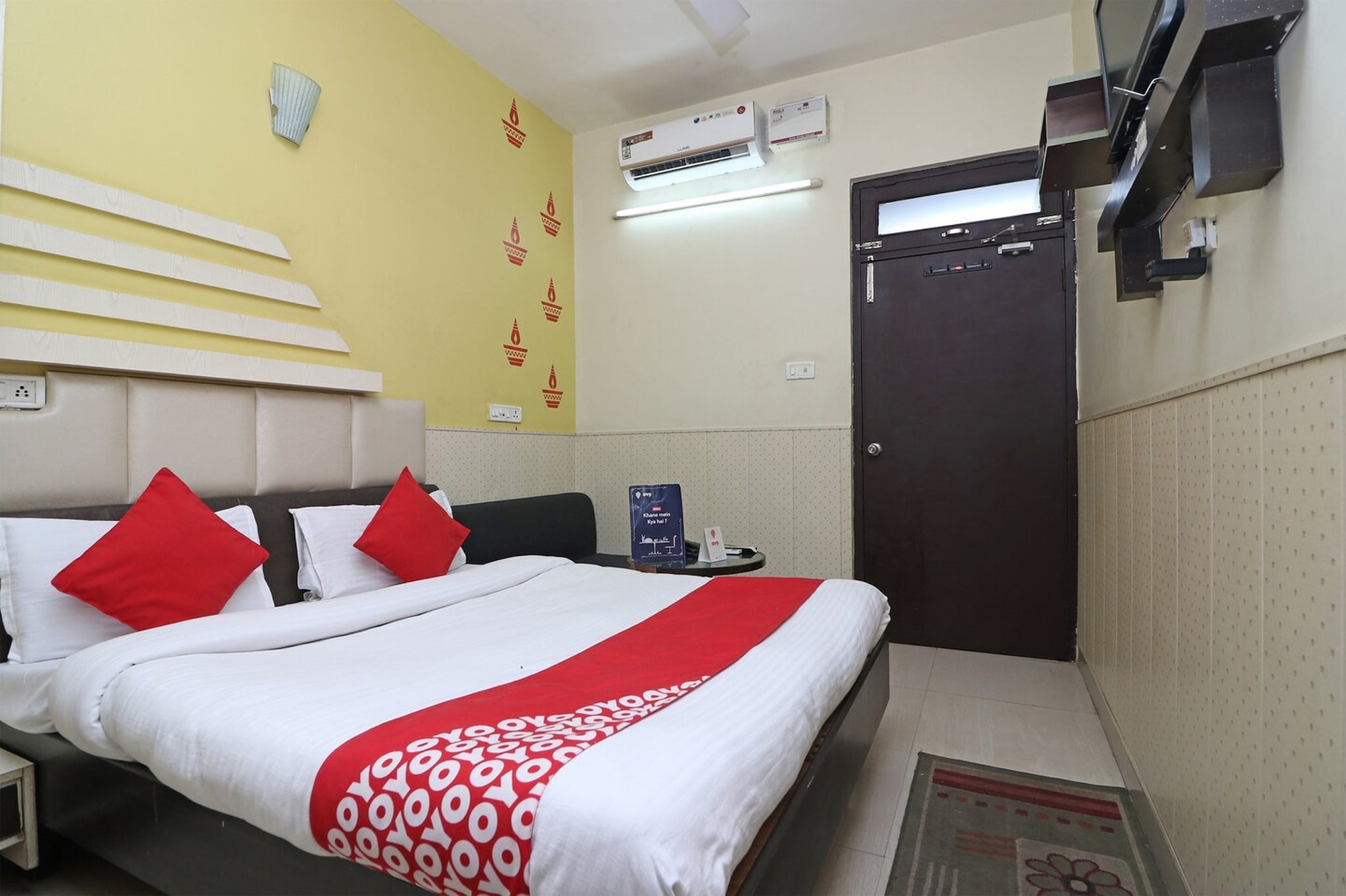 Set in Kota and with Jal Mandir reachable within 1.6 km, Collection O Jhalwar Road offers a shared lounge, non-smoking rooms, free WiFi throughout the property and a bar. The property is situated 7.7 km from Kota Railway Station, 7.7 km from Kota Junction and 37 km from Bundi Railway Station. The accommodation features room service, a 24-hour front desk and luggage storage for guests.
The units at the hotel come with a seating area, a flat-screen TV with satellite channels and a private bathroom with free toiletries and a bath or shower. All rooms at Collection O Jhalwar Road feature air conditioning and a desk.
Chaurasi Khambon ki Chhatri is 39 km from the accommodation, while Taragarh Fort is 41 km away.
Unmarried couples are warmly welcome at this property.
Guests with local ID proof are warmly welcome.
Foreign guests are welcome and allowed to stay at this property without any restrictions
Early Check-In Policy: A full day’s room rate will be charged for check-ins before 6:00 AM. Complimentary early check-in is available between 6:00 AM and 10:00 AM, subject to room availability.
Check-in is only available to guests aged 18 and above. Please provide a government-issued ID to confirm your age.