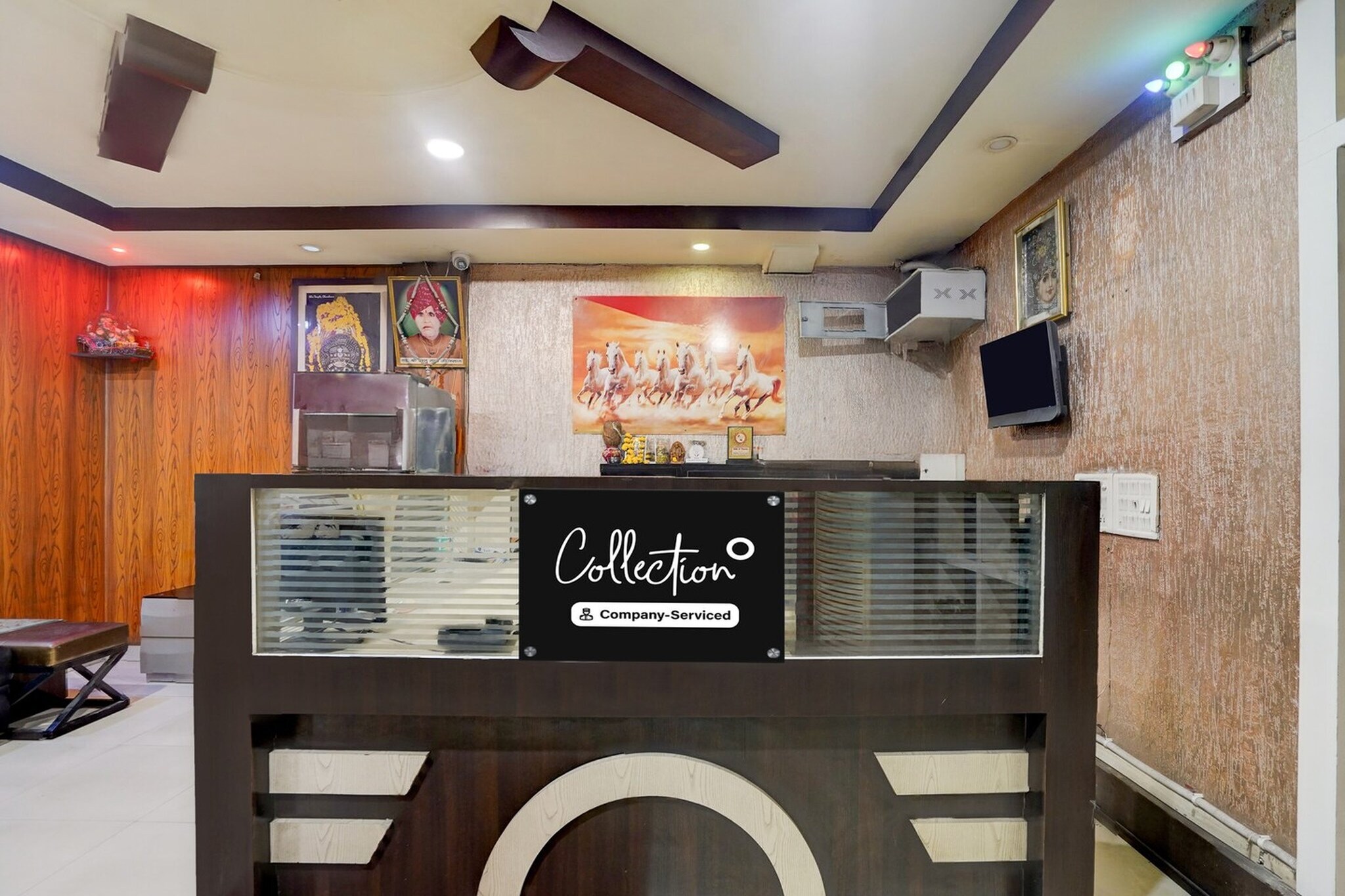 Ground floor: (bedroom(double bed, TV, seating area, air conditioning, telephone), bathroom(bathtub or shower, washbasin, toilet, Towels incl., shampoo, body soap, hot water), Parking, bar, lift)