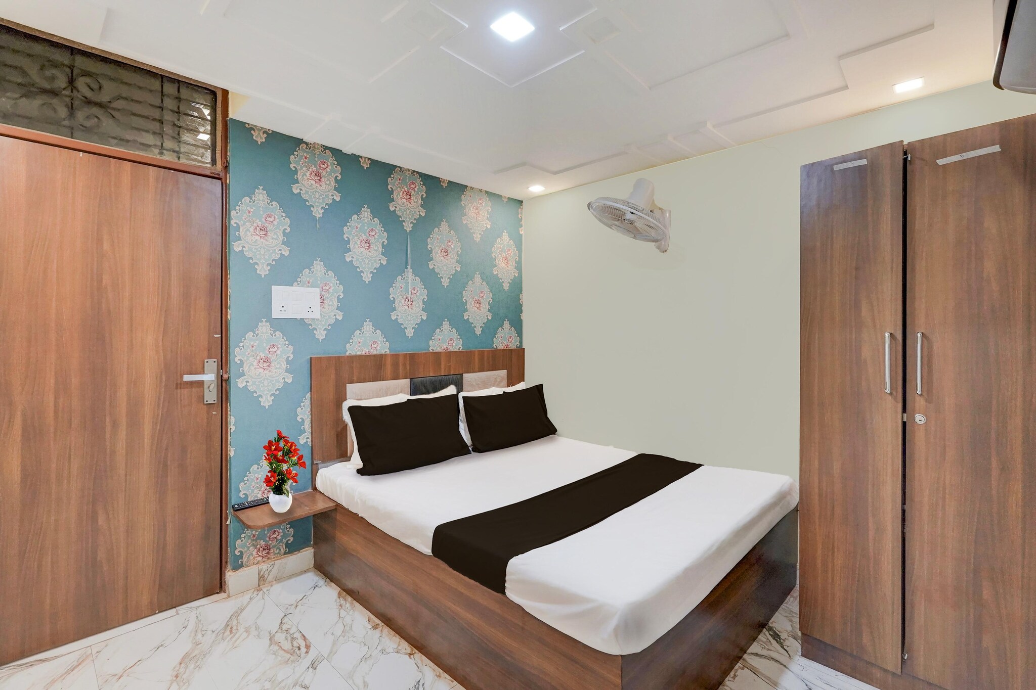 Situated in Colonelganj, Uttar Pradesh region, Hotel O Daraganj Ghat Prayagraj Formerly Purohit Inn is located 10 km from Phaphamau Junction. This 3-star hotel offers room service, a 24-hour front desk and free WiFi. The hotel has family rooms.
All rooms at the hotel are fitted with a seating area, a flat-screen TV with satellite channels and a private bathroom with free toiletries and a bath or shower. Guest rooms at Hotel O Daraganj Ghat Prayagraj Formerly Purohit Inn have air conditioning and a desk.
Allahabad Airport is 13 km from the property.
Unmarried couples are warmly welcome at this property.
Guests with local ID proof are warmly welcome.
Early Check-In Policy: A full day’s room rate will be charged for check-ins before 6:00 AM. Complimentary early check-in is available between 6:00 AM and 10:00 AM, subject to room availability.
Check-in is only available to guests aged 18 and above. Please provide a government-issued ID to confirm your age.