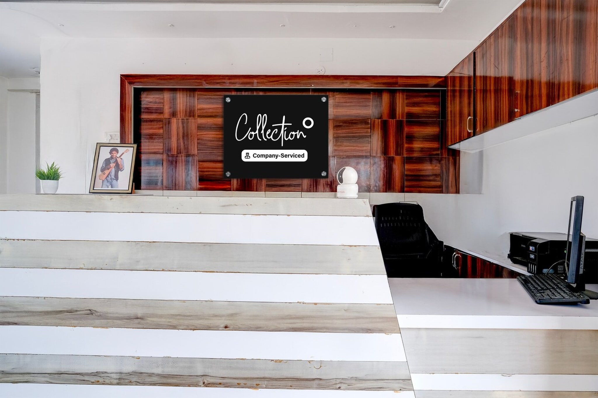 Ground floor: (bedroom(double bed, TV, seating area, air conditioning, telephone), bathroom(bathtub or shower, washbasin, toilet, Towels incl., shampoo, body soap, hot water), Parking)