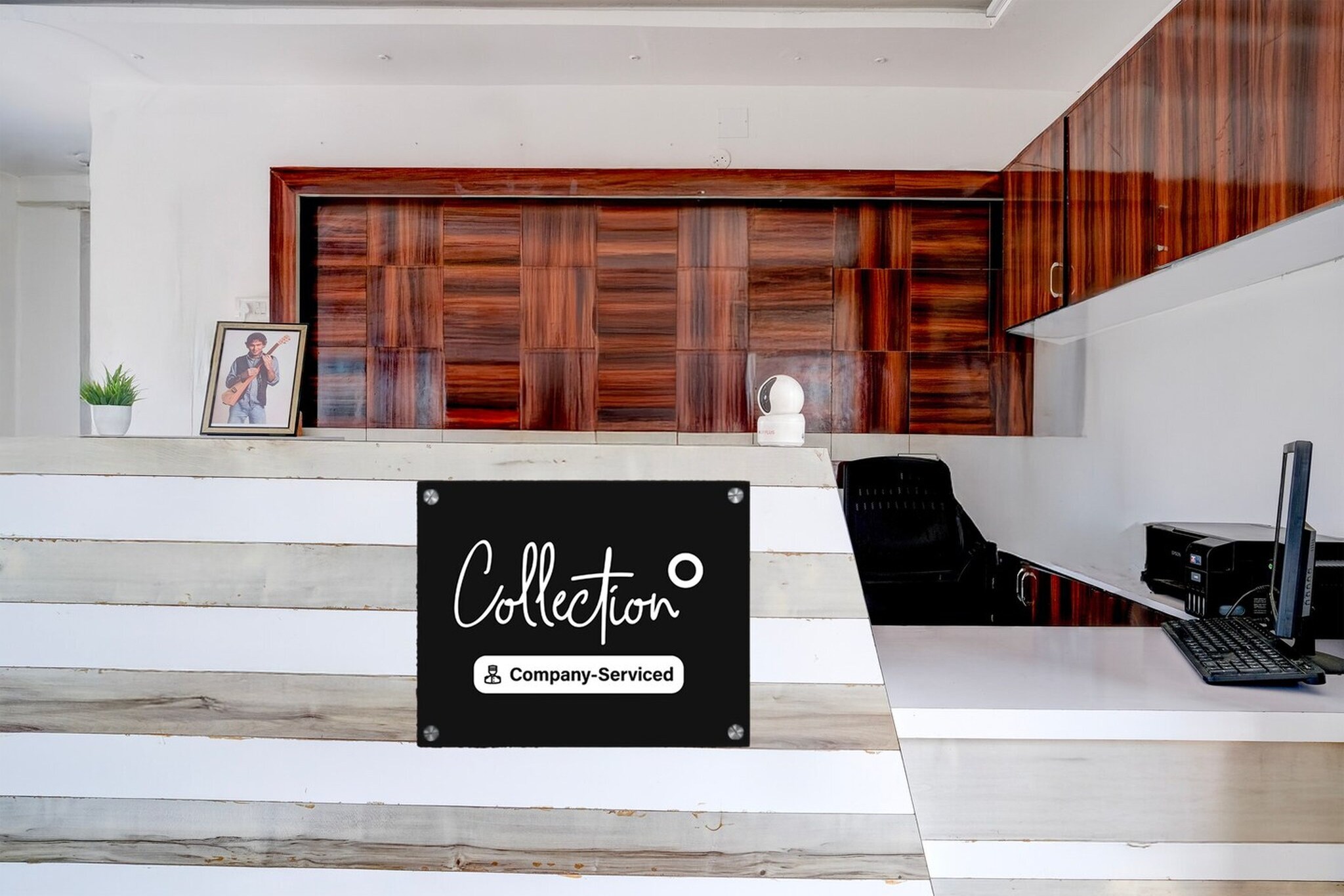 Ground floor: (bedroom(double bed, TV, seating area, air conditioning, telephone), bathroom(bathtub or shower, washbasin, toilet, Towels incl., shampoo, body soap, hot water), Parking)