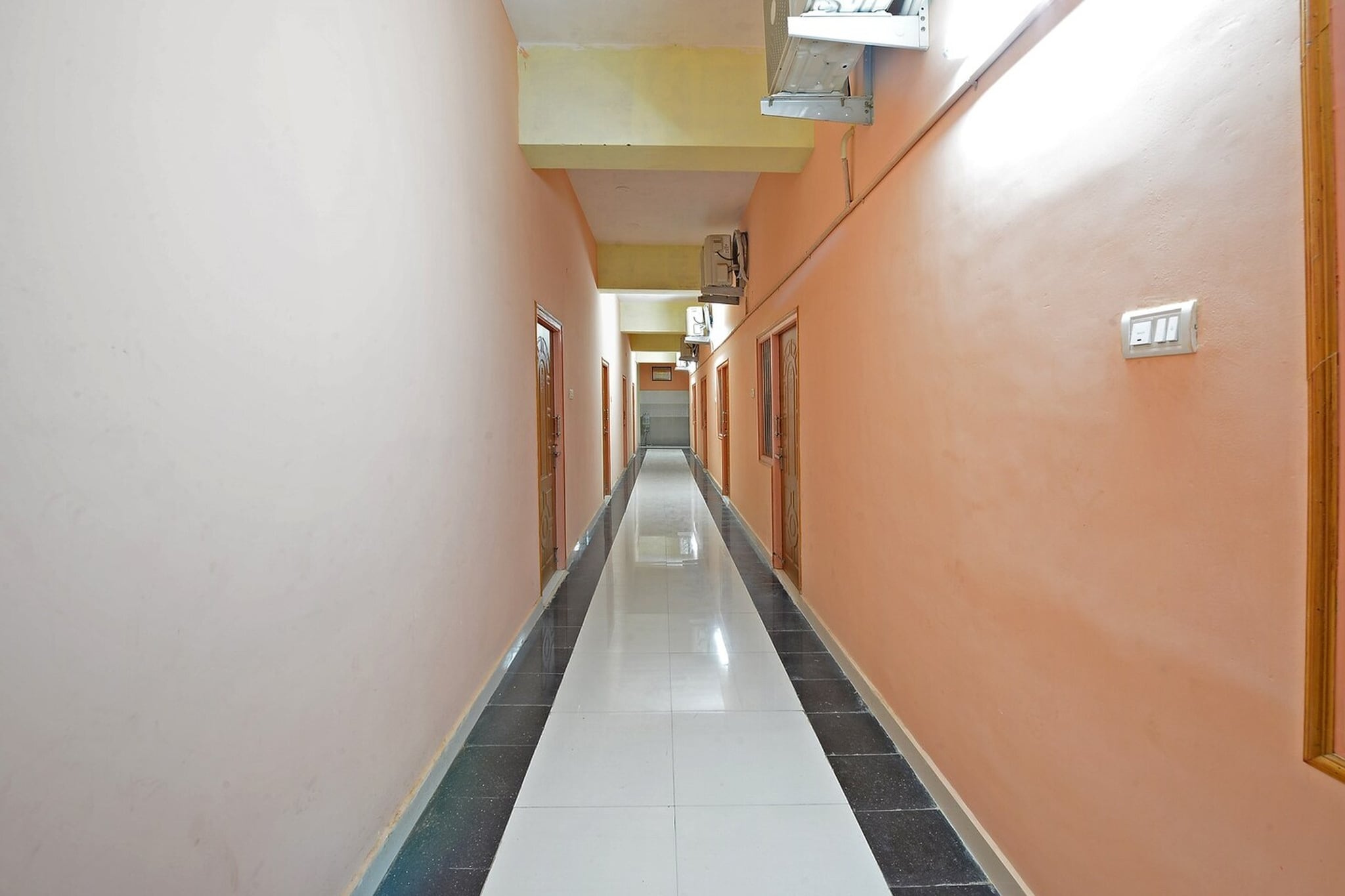 Ground floor: (bedroom(double bed, TV, seating area, air conditioning, telephone), bathroom(bathtub or shower, shower, washbasin, toilet, Towels incl., shampoo, body soap, hot water), parking, lift)