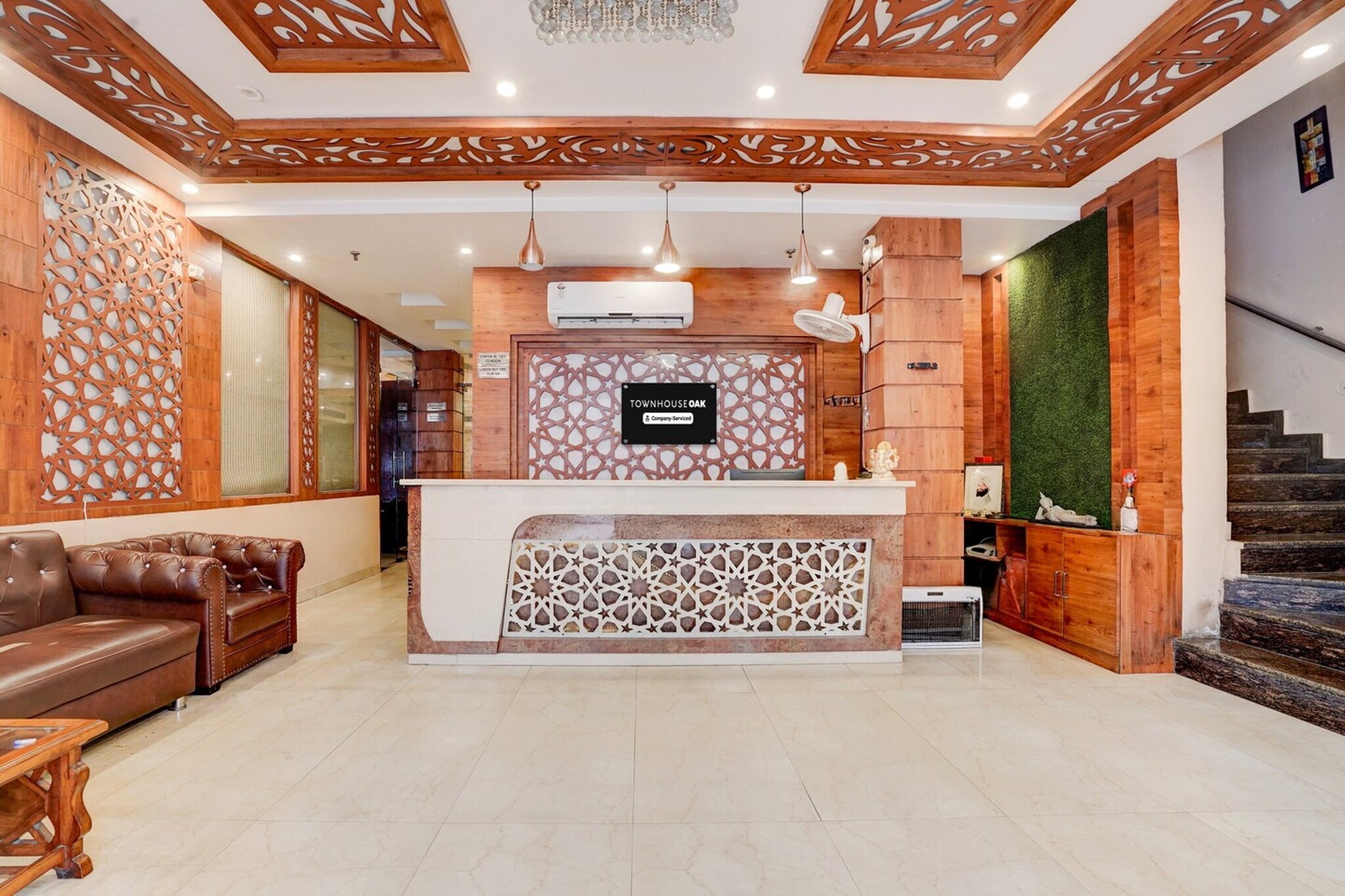 Ground floor: (bedroom(double bed, TV, seating area, air conditioning, telephone), bathroom(bathtub or shower, shower, washbasin, toilet, Towels incl., shampoo, body soap, hot water), parking, lift)