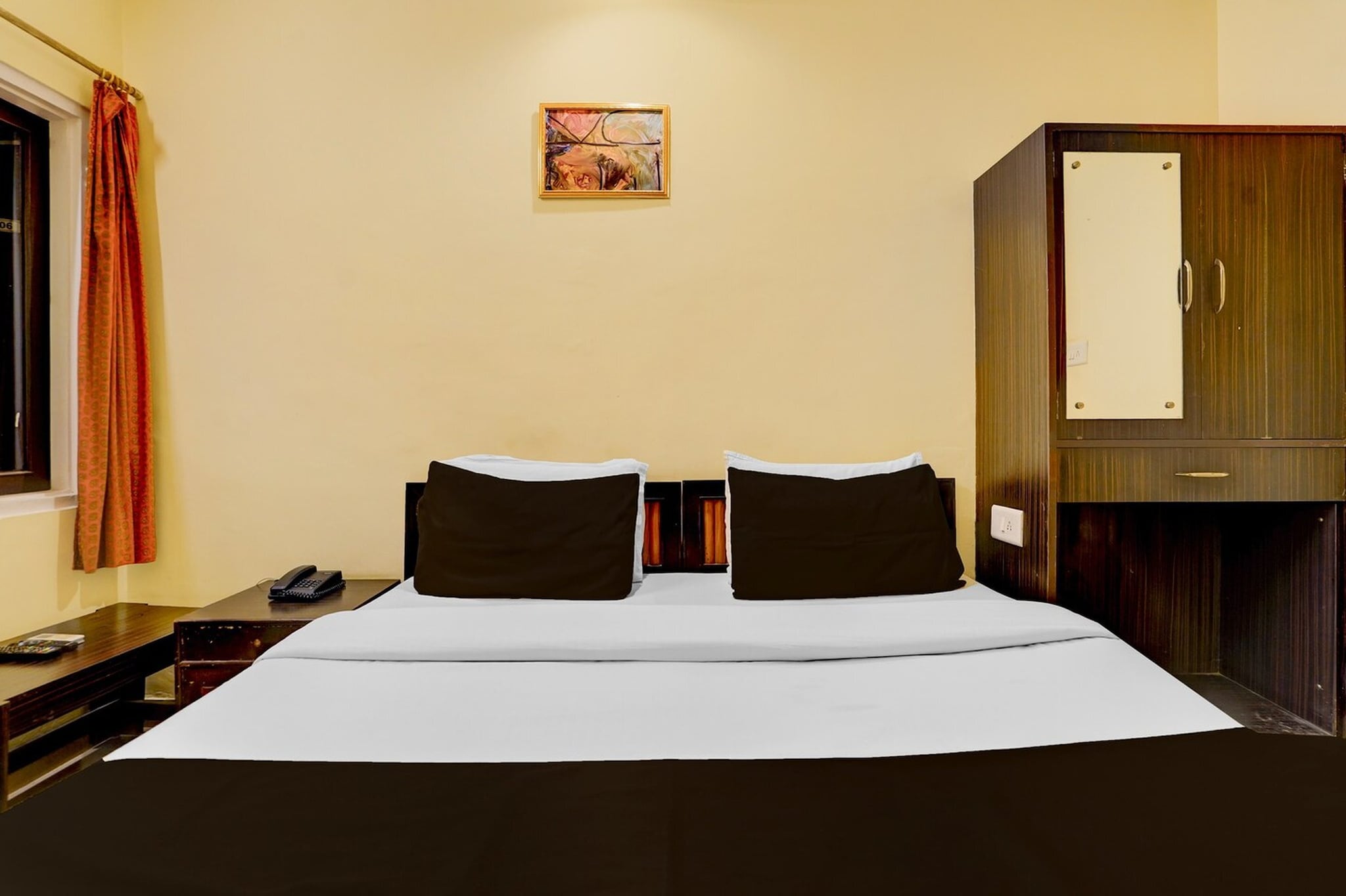 Collection O Rajiv Gandhi Museum Ranthambore Formerly Hotel Haveli is located in JÄmb. Featuring a shared lounge, the 3-star hotel has air-conditioned rooms with free WiFi, each with a private bathroom. The accommodation provides a shared kitchen, room service and luggage storage for guests.
Guest rooms at the hotel are equipped with a flat-screen TV with satellite channels and a kitchen. The units include a desk.
With staff speaking English and Hindi, around the clock guidance is available at the reception.
Dr. Babasaheb Ambedkar International Airport is 77 km away.
Early Check-In Policy: A full day’s room rate will be charged for check-ins before 6:00 AM. Complimentary early check-in is available between 6:00 AM and 10:00 AM, subject to room availability.
Check-in is only available to guests aged 18 and above. Please provide a government-issued ID to confirm your age.
1. Unmarried couples are warmly welcome at this property.
2. Guests with local ID proof are warmly welcome.
3.Foreign guests are welcome and allowed to stay at this property without any restrictions