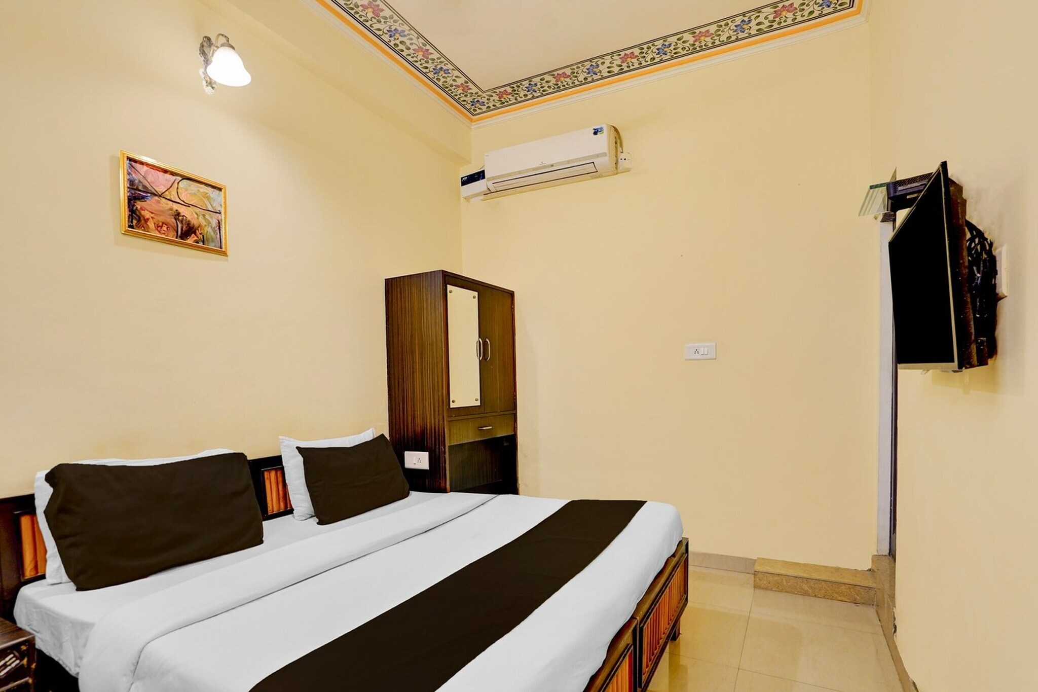 Collection O Rajiv Gandhi Museum Ranthambore Formerly Hotel Haveli is located in Jāmb. Featuring a shared lounge, the 3-star hotel has air-conditioned rooms with free WiFi, each with a private bathroom. The accommodation provides a shared kitchen, room service and luggage storage for guests.
Guest rooms at the hotel are equipped with a flat-screen TV with satellite channels and a kitchen. The units include a desk.
With staff speaking English and Hindi, around the clock guidance is available at the reception.
Dr. Babasaheb Ambedkar International Airport is 77 km away.
Early Check-In Policy: A full day’s room rate will be charged for check-ins before 6:00 AM. Complimentary early check-in is available between 6:00 AM and 10:00 AM, subject to room availability.
Check-in is only available to guests aged 18 and above. Please provide a government-issued ID to confirm your age.
1. Unmarried couples are warmly welcome at this property.
2. Guests with local ID proof are warmly welcome.
3.Foreign guests are welcome and allowed to stay at this property without any restrictions