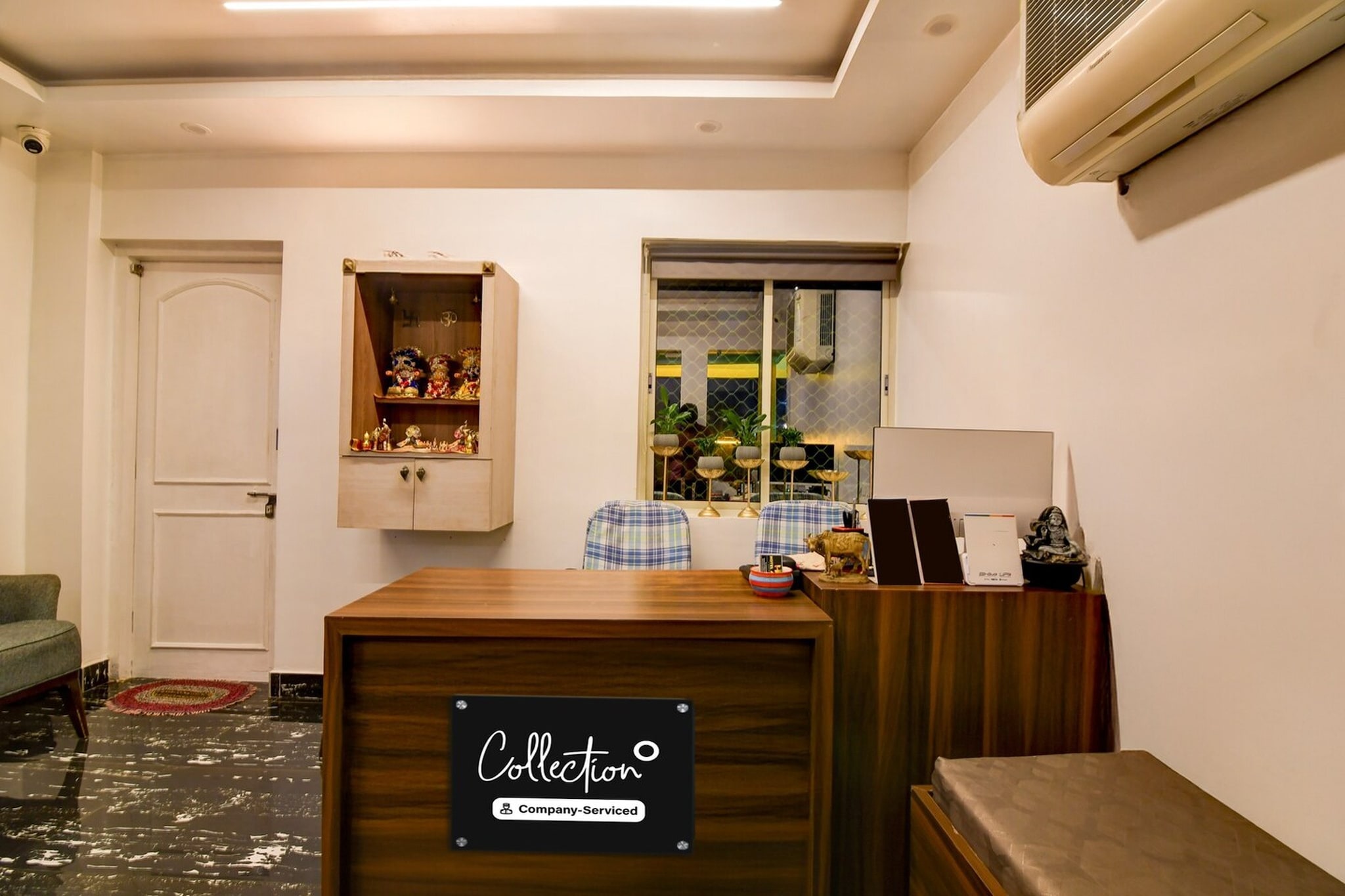 Ground floor: (bedroom(double bed, TV, seating area, air conditioning, telephone), bathroom(bathtub or shower, shower, washbasin, toilet, Towels incl., shampoo, body soap, hot water))