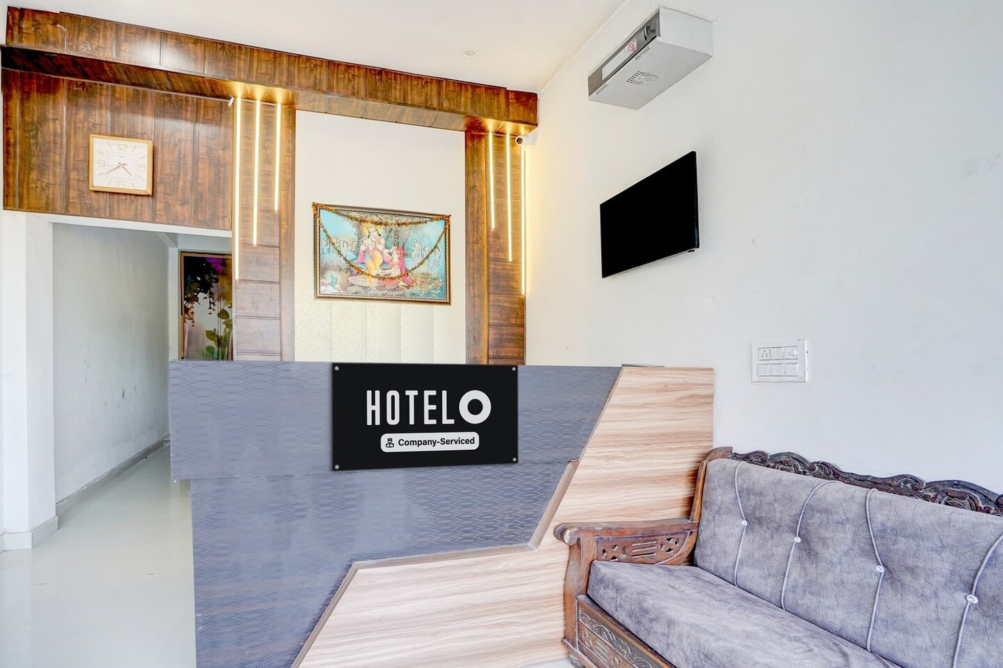 Ground floor: (bedroom(double bed, TV, seating area, air conditioning, telephone), bathroom(bathtub or shower, shower, washbasin, toilet, Towels incl., shampoo, body soap, hot water))