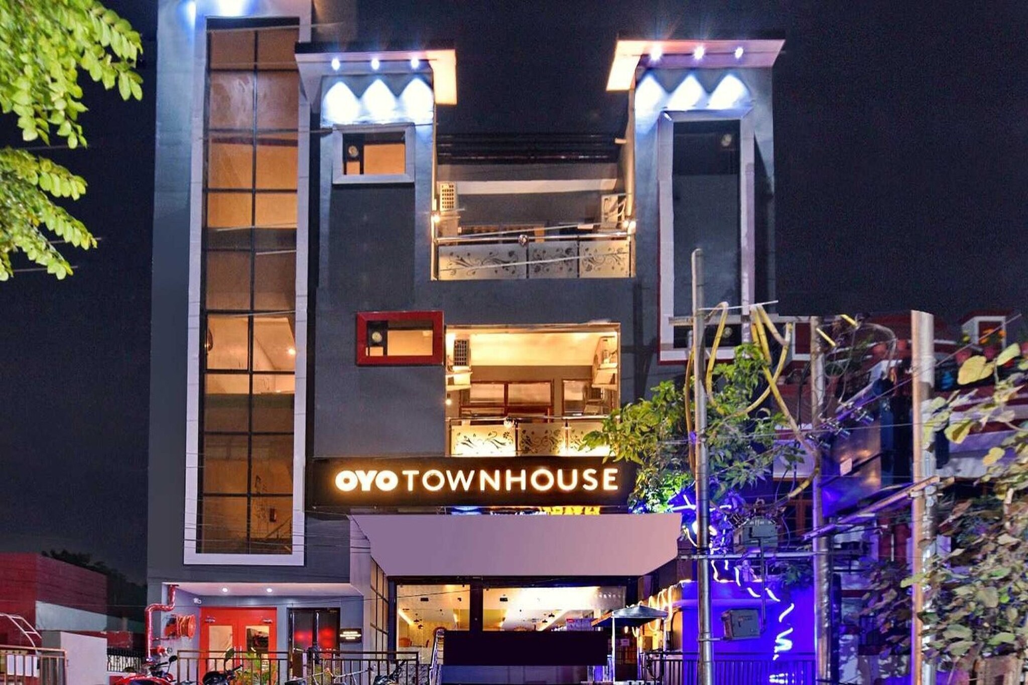 Ground floor: (bedroom(double bed, TV, seating area, air conditioning, telephone), bathroom(bathtub or shower, shower, washbasin, toilet, Towels incl., shampoo, body soap, hot water))