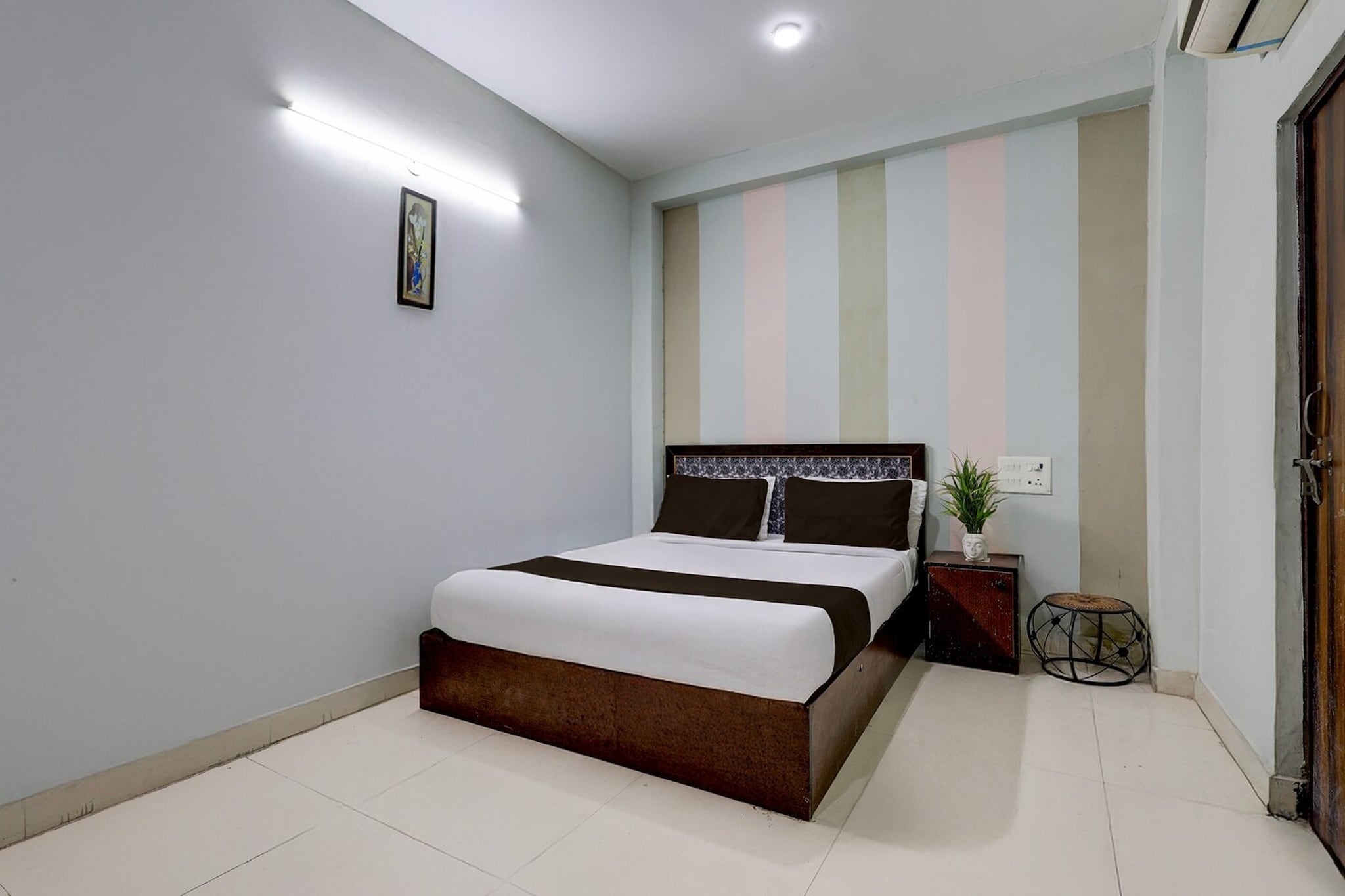 Located within 33 km of Swaminarayan Akshardham and 35 km of Tughlaqabad Fort, Hotel O Dadri Main Road Greater Noida provides rooms with air conditioning and a private bathroom in Greater Noida. This 3-star hotel offers room service, a 24-hour front desk and free WiFi. The property is non-smoking and is set 35 km from Humayun's Tomb.

All units at the hotel are equipped with a seating area, a flat-screen TV with satellite channels and a private bathroom with free toiletries and a bath or shower. Guest rooms include a desk.

National Gandhi Museum is 37 km from Hotel O Dadri Main Road Greater Noida, while Feroz Shah Kotla Cricket Stadium is 38 km away. Hindon Airport is 28 km from the property.
Early Check-In Policy: A full dayâ€™s room rate will be charged for check-ins before 6:00 AM. Complimentary early check-in is available between 6:00 AM and 10:00 AM, subject to room availability.
Check-in is only available to guests aged 18 and above. Please provide a government-issued ID to confirmÂ yourÂ age.

1. Unmarried couples are warmly welcome at this property.
2. Guests with local ID proof are warmly welcome.
3.Foreign guests are welcome and allowed to stay at this property without any restrictions

