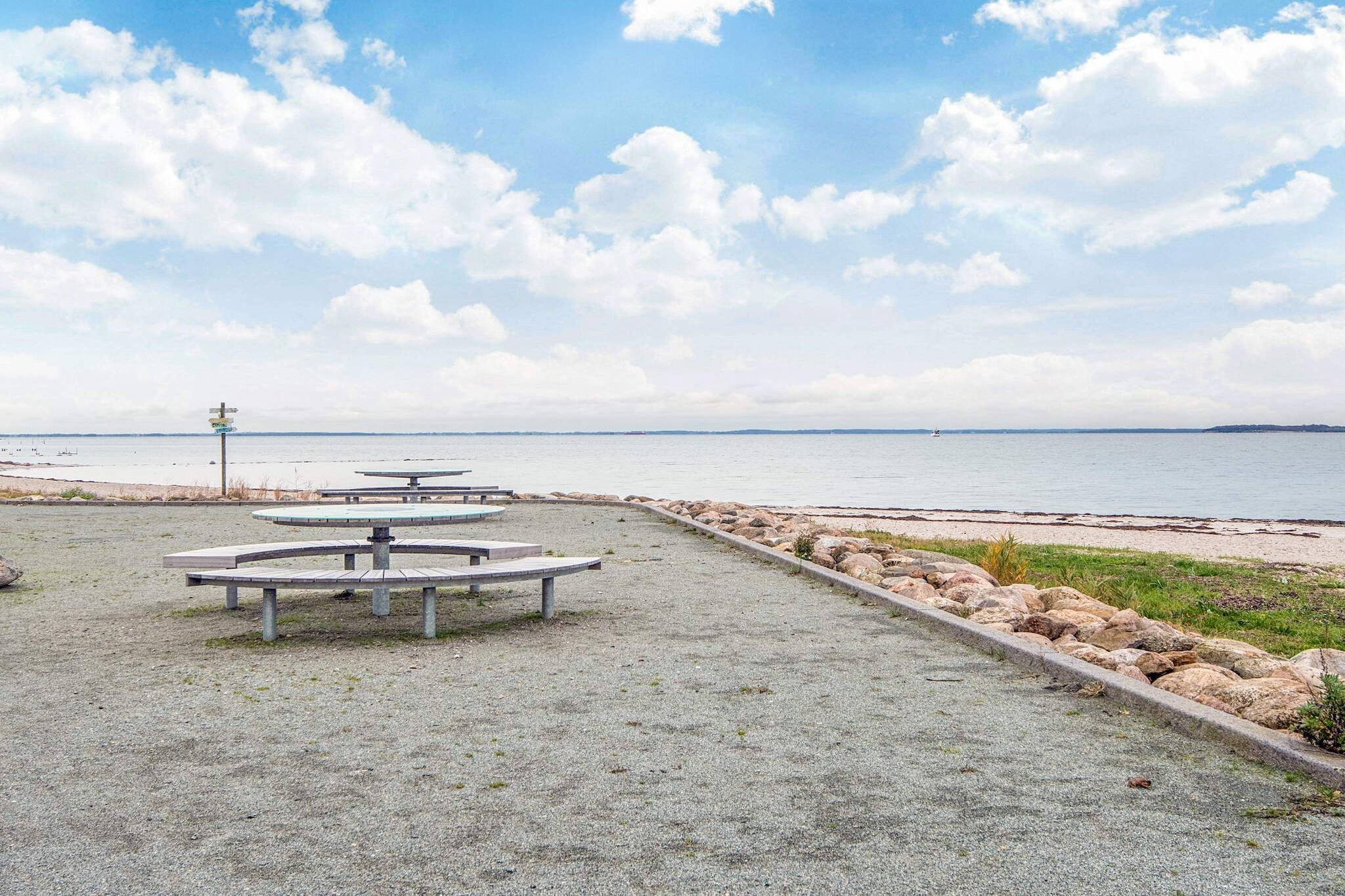 Internet Access DSL, Living room(2x single folding bed, double bed, TV(german television channels, danish TV channels (DR1 and TV2), norvegian TV channels , swedish TV channels), cooker(electric), coffee machine, microwave, fridge(+ freezer)), bedroom, bathroom(washbasin, shower, toilet), Bubble bath(shared with other guests, indoor, heated, 6 persons), sauna(shared with other guests, indoor, 6 persons), heating(electric), parking, swimming pool(shared with other guests, indoor)