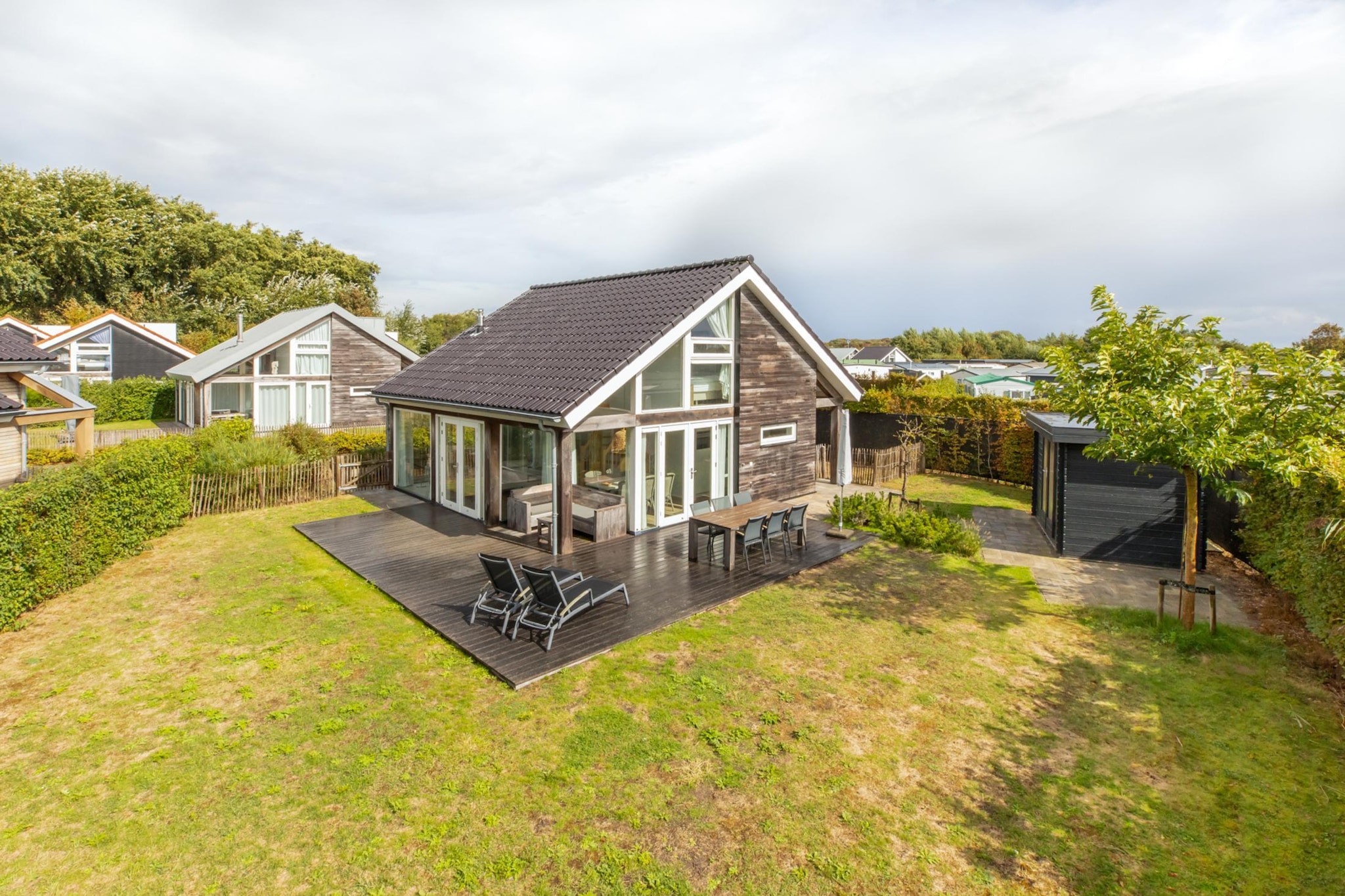 Zonnedorp Kavel 10 Renesse | Villa near the Beach & with Spacious Garden-Buitenkant zomer