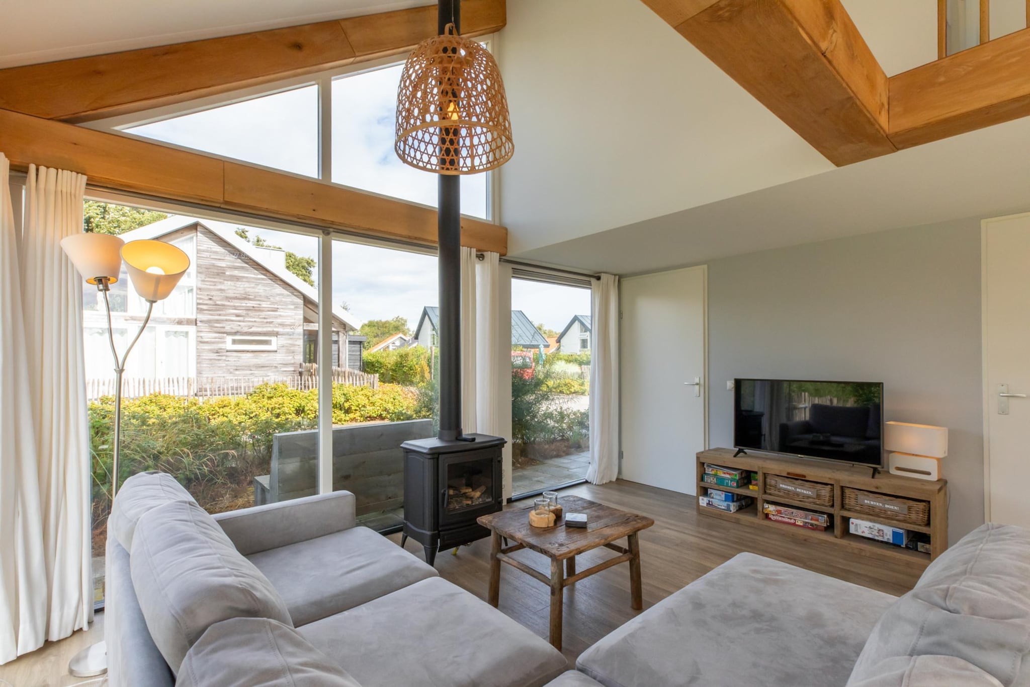 Zonnedorp Kavel 10 Renesse | Villa near the Beach & with Spacious Garden-Woonkamer