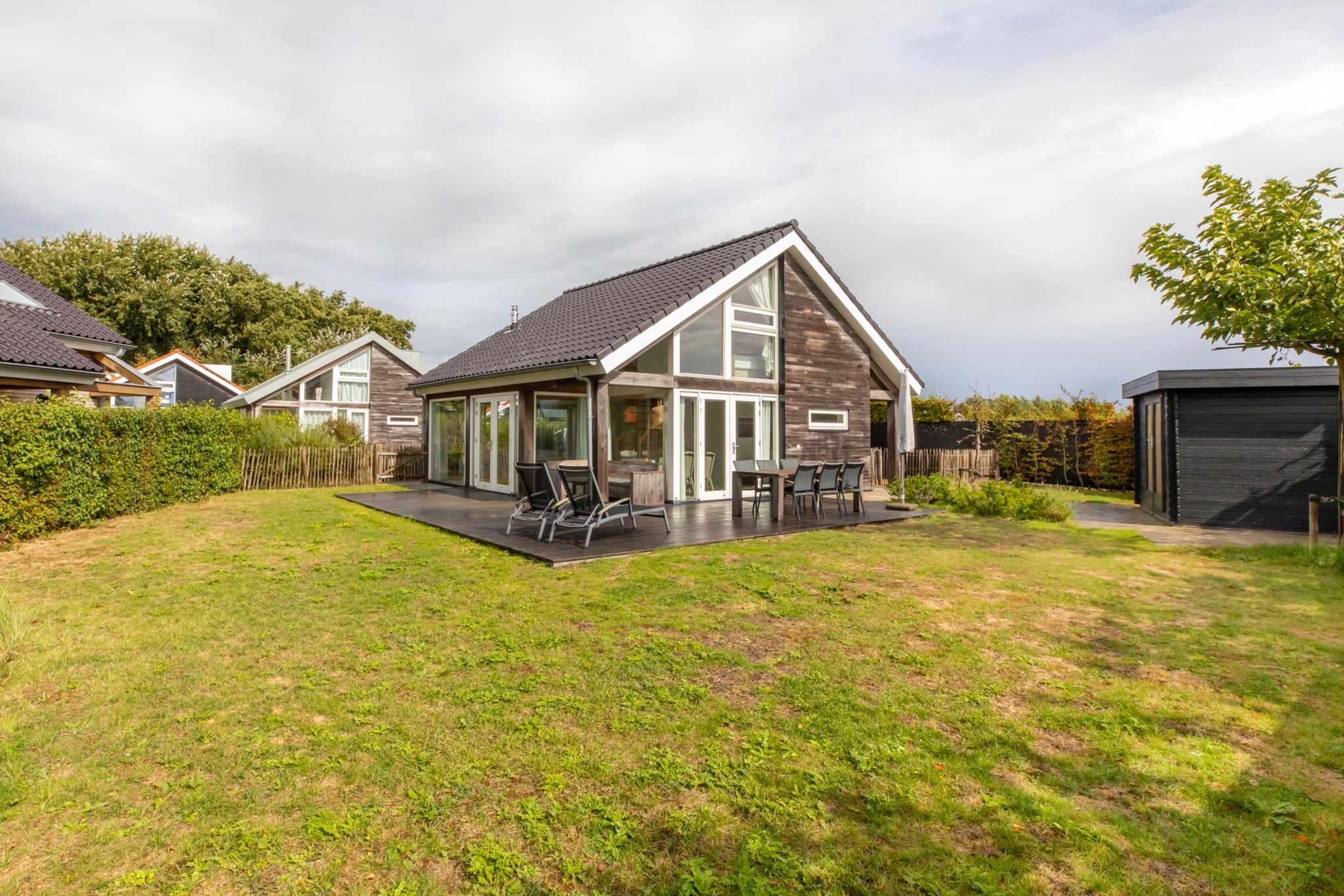 Zonnedorp Kavel 10 Renesse | Villa near the Beach & with Spacious Garden-Buitenkant zomer
