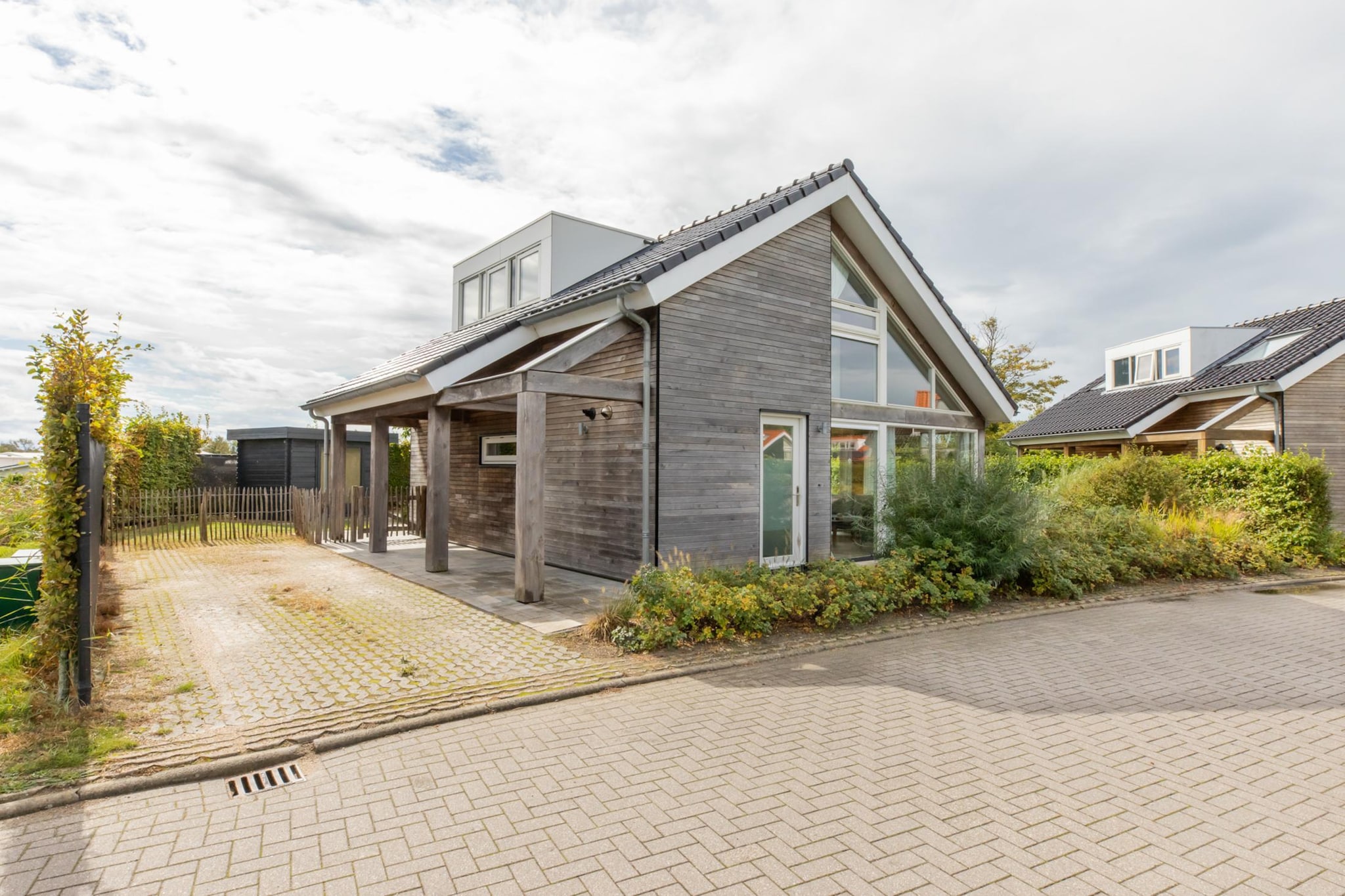 Zonnedorp Kavel 10 Renesse | Villa near the Beach & with Spacious Garden-Buitenkant zomer