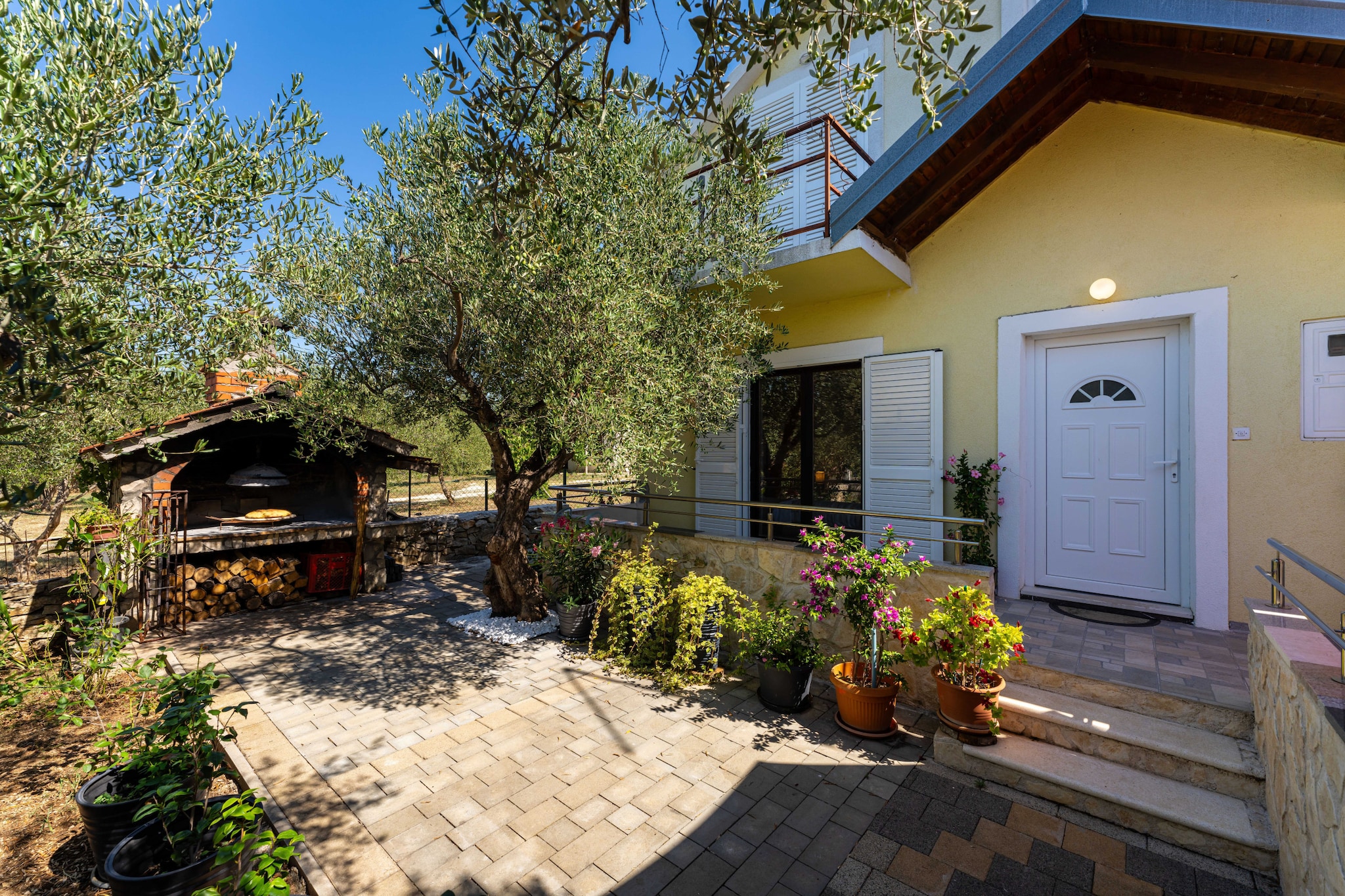 Holiday home Olive Garden-Buitenkant zomer