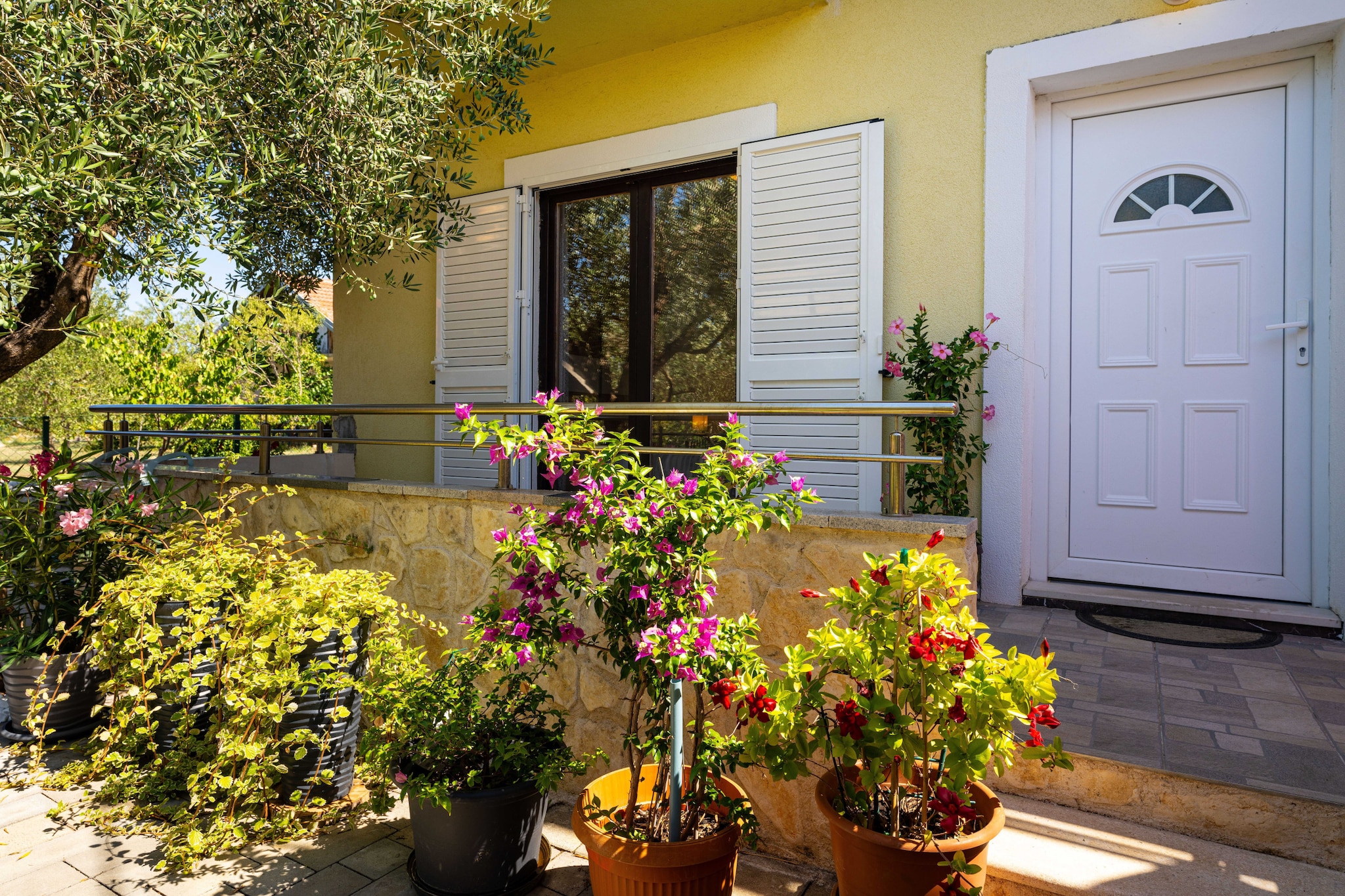 Holiday home Olive Garden-Buitenkant zomer