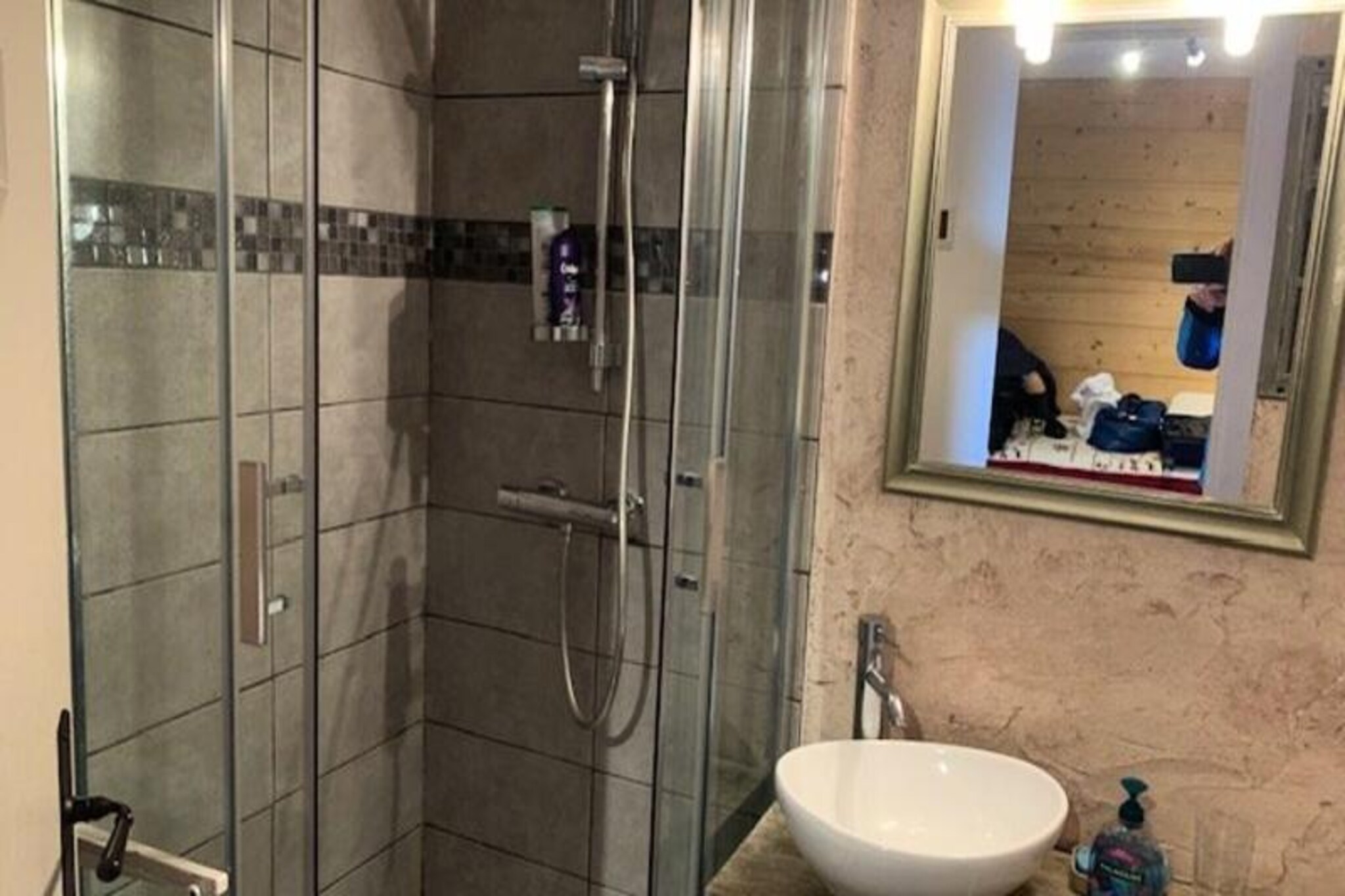 In the vibrant heart of the resort, this charming studio in the exclusive L'EDELWEISS residence offers a cozy alpine retreat just moments from the ALP'EXPRESS ski lifts. With its south-facing balcony overlooking the majestic mountain landscape, this property invites you to wake up to serene views and step into the crisp mountain air, ready for a day of adventure. Whether you're here to carve through fresh powder or explore the scenic trails, this location is a gateway to unforgettable alpine experiences.
Inside, the studio is thoughtfully designed to maximize comfort and functionality. The living area features two 90 cm trundle beds and a flat-screen TV, creating a discreet and practical sleeping space. The bright and tastefully decorated main room includes a comfortable 140 cm sofa bed, perfect for relaxing after a day on the slopes. The open-plan kitchen is fully equipped with a combination microwave, ceramic hob, refrigerator, and dishwasher, making it easy to prepare meals in a warm and inviting setting. The modern bathroom, complete with a shower and integrated toilet, adds to the convenience of this well-appointed space.
The private ski locker ensures hassle-free access to the slopes, while the proximity to the resort's amenities, including shops, restaurants, and après-ski activities, enhances the appeal of this location. In summer, the area transforms into a haven for hikers and nature enthusiasts, with trails leading to breathtaking vistas and alpine meadows.
Whether you're seeking a winter wonderland or a summer escape, this studio in L'EDELWEISS combines comfort, convenience, and stunning views, making it the perfect choice for your mountain getaway.