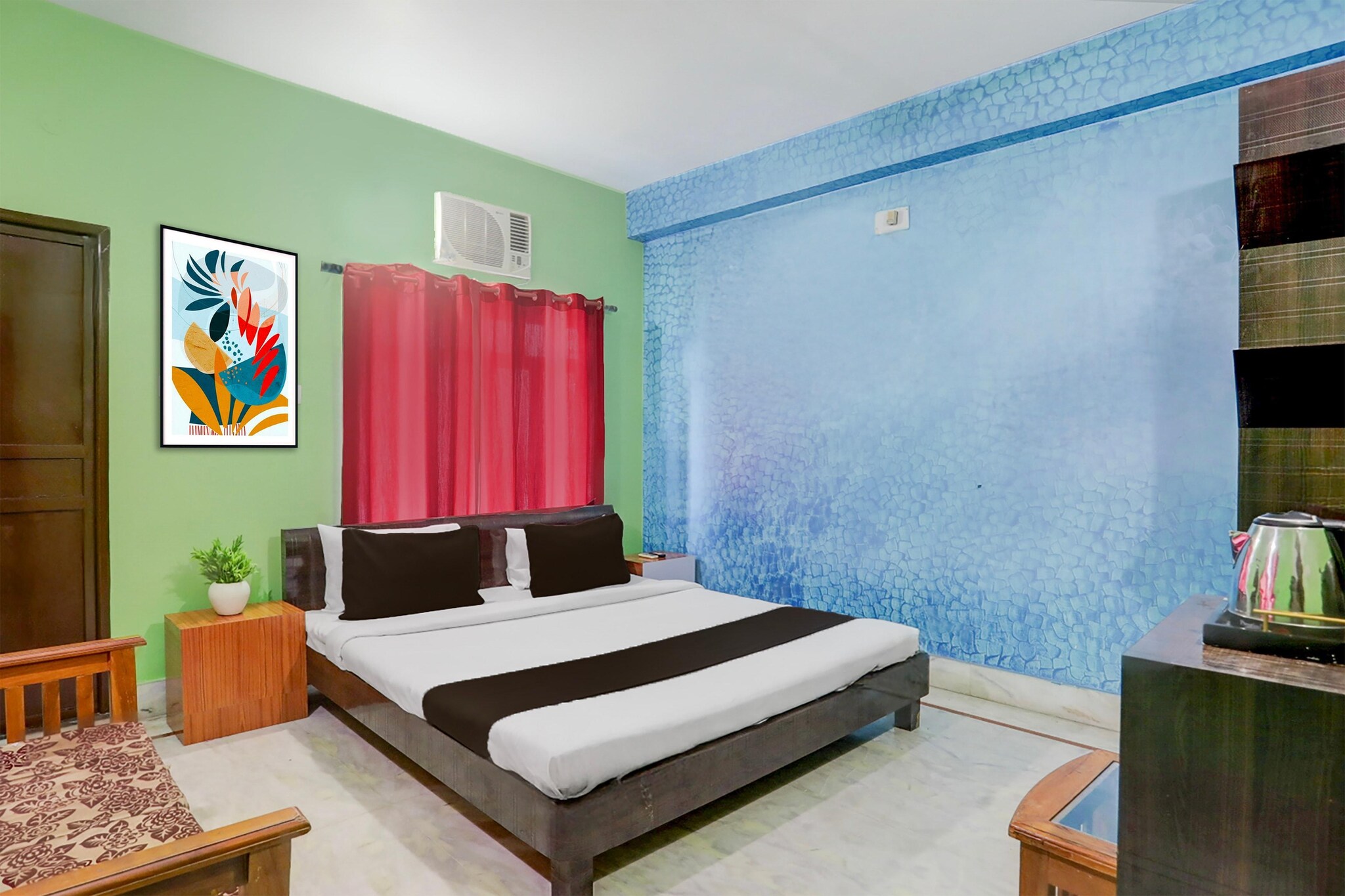 Comfortable Accommodations: Collection O Chhapra Railway Junction Formerly Hotel City Palace in Chhapra offers family rooms with air-conditioning, private bathrooms, and free WiFi. Each room includes a work desk, seating area, TV, and wardrobe.

Convenient Facilities: Guests enjoy a lounge, lift, 24-hour front desk, shared kitchen, daily housekeeping, room service, and luggage storage. Additional amenities include free toiletries, bath or shower, and kitchenware.

Dining Options: A continental breakfast is served daily. The hotel provides a comfortable seating area for relaxation.

Location and Accessibility:  the Jay Praksha the Jay Prakash Narayan Airport is 65 km away.

Unmarried couples are warmly welcome at this property.
Guests with local ID proof are warmly welcome.
Apologies, but we are currently unable to host foreign nationals at this property.
Early Check-In Policy: A full dayâ€™s room rate will be charged for check-ins before 6:00 AM. Complimentary early check-in is available between 6:00 AM and 10:00 AM, subject to room availability.
 
Check-in is only available to guests aged 18 and above. Please provide a government-issued ID to confirm your age.