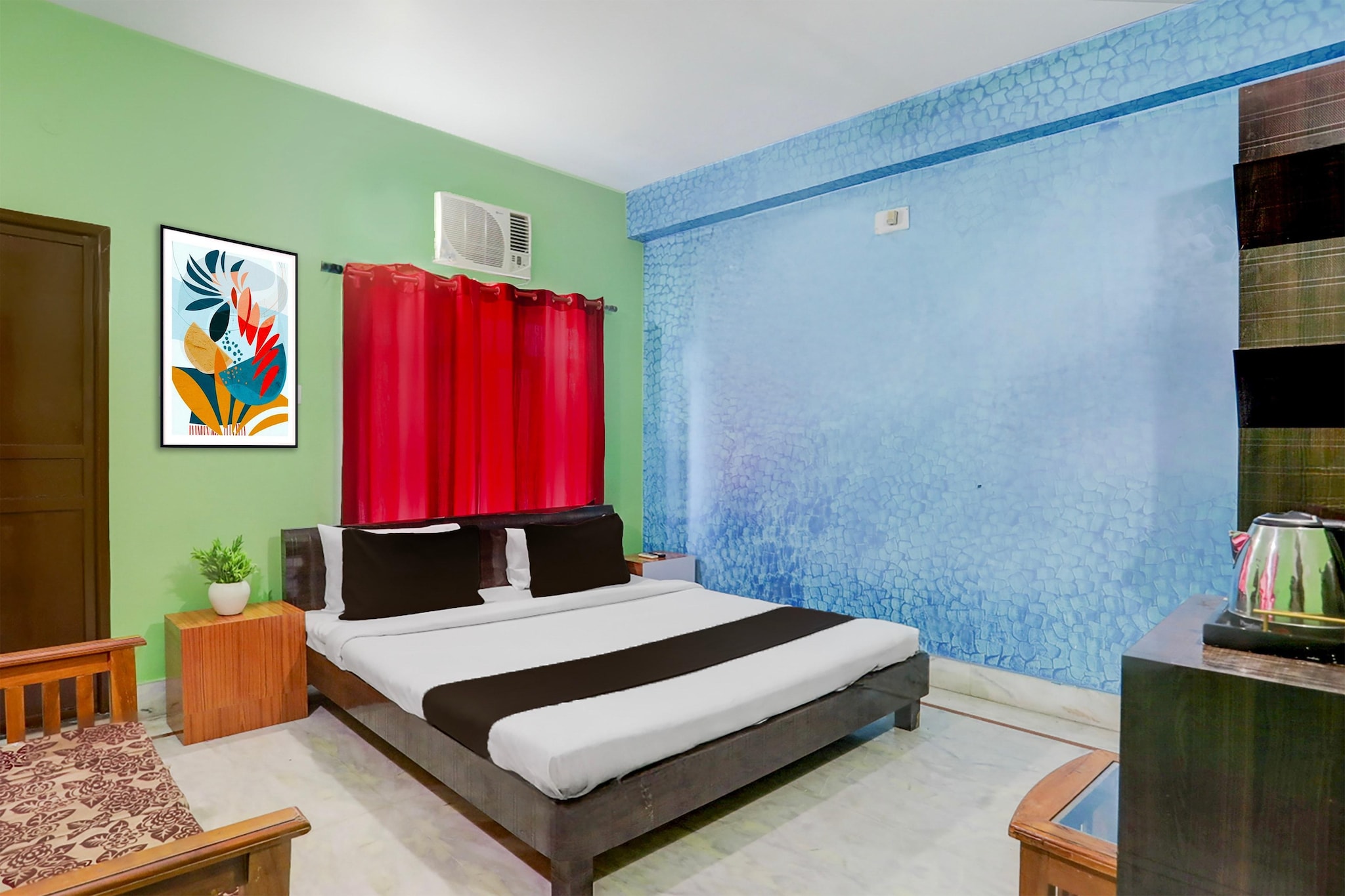 Comfortable Accommodations: Collection O Chhapra Railway Junction Formerly Hotel City Palace in Chhapra offers family rooms with air-conditioning, private bathrooms, and free WiFi. Each room includes a work desk, seating area, TV, and wardrobe.

Convenient Facilities: Guests enjoy a lounge, lift, 24-hour front desk, shared kitchen, daily housekeeping, room service, and luggage storage. Additional amenities include free toiletries, bath or shower, and kitchenware.

Dining Options: A continental breakfast is served daily. The hotel provides a comfortable seating area for relaxation.

Location and Accessibility:  the Jay Praksha the Jay Prakash Narayan Airport is 65 km away.

Unmarried couples are warmly welcome at this property.
Guests with local ID proof are warmly welcome.
Apologies, but we are currently unable to host foreign nationals at this property.
Early Check-In Policy: A full day’s room rate will be charged for check-ins before 6:00 AM. Complimentary early check-in is available between 6:00 AM and 10:00 AM, subject to room availability.
 
Check-in is only available to guests aged 18 and above. Please provide a government-issued ID to confirm your age.