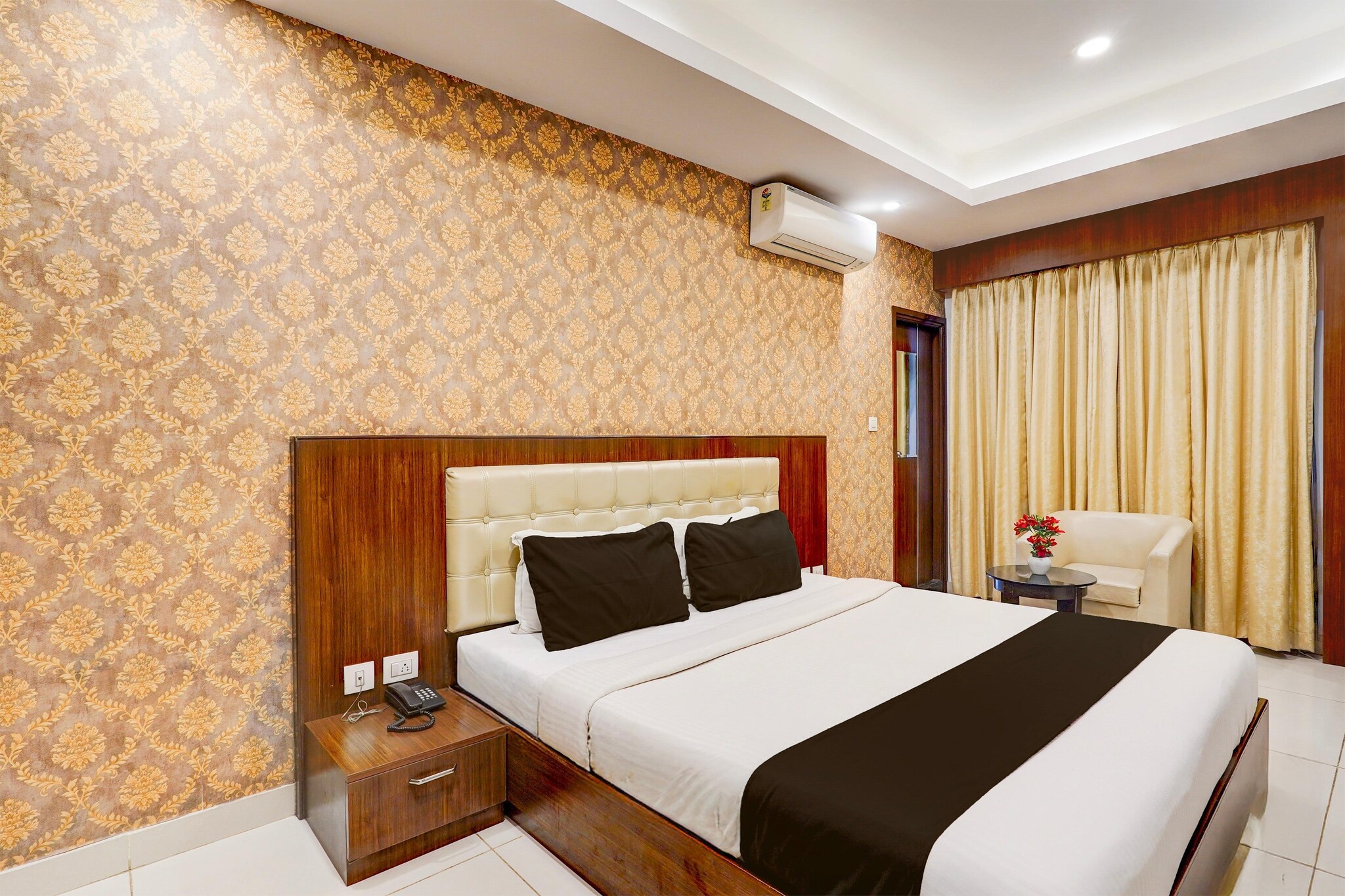 Townhouse Oak Science Gallery Bengaluru Formerly Blue Ocean Residency is located in Bengaluru, 4.2 km from Bangalore Palace and 4.6 km from Indian Institute of Science, Bangalore. With a restaurant, the 4-star hotel has air-conditioned rooms with free WiFi, each with a private bathroom. The accommodation provides room service, a 24-hour front desk and luggage storage for guests.
At the hotel, each room includes a desk. All units at Townhouse Oak Science Gallery Bengaluru Formerly Blue Ocean Residency are equipped with a seating area and a flat-screen TV with satellite channels.
Indira Gandhi Musical Fountain Park is 5 km from the accommodation, while Yeswanthpur Railway Station is 5.3 km away. Kempegowda International Airport is 30 km from the property.
Unmarried couples are warmly welcome at this property.
Guests with local ID proof are warmly welcome.
Apologies, but we are currently unable to host foreign nationals at this property.
Early Check-In Policy: A full day’s room rate will be charged for check-ins before 6:00 AM. Complimentary early check-in is available between 6:00 AM and 10:00 AM, subject to room availability.
Check-in is only available to guests aged 18 and above. Please provide a government-issued ID to confirm your age.