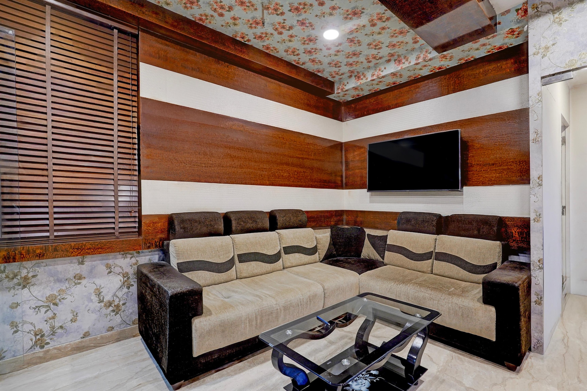 Ground floor: (bedroom(double bed, TV, seating area, air conditioning, telephone, Floor mattress), bathroom(bathtub or shower, shower, washbasin, toilet, Towels incl., shampoo, body soap, hot water), lift)