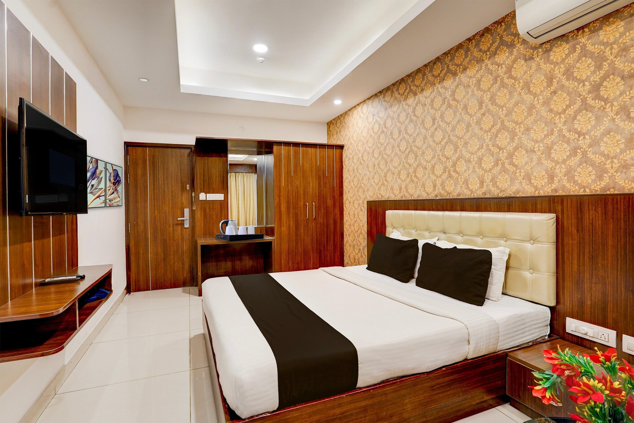 Townhouse Oak Science Gallery Bengaluru Formerly Blue Ocean Residency is located in Bengaluru, 4.2 km from Bangalore Palace and 4.6 km from Indian Institute of Science, Bangalore. With a restaurant, the 4-star hotel has air-conditioned rooms with free WiFi, each with a private bathroom. The accommodation provides room service, a 24-hour front desk and luggage storage for guests.

At the hotel, each room includes a desk. All units at Townhouse Oak Science Gallery Bengaluru Formerly Blue Ocean Residency are equipped with a seating area and a flat-screen TV with satellite channels.

Indira Gandhi Musical Fountain Park is 5 km from the accommodation, while Yeswanthpur Railway Station is 5.3 km away. Kempegowda International Airport is 30 km from the property.

Unmarried couples are warmly welcome at this property.
Guests with local ID proof are warmly welcome.
Apologies, but we are currently unable to host foreign nationals at this property.
Early Check-In Policy: A full day’s room rate will be charged for check-ins before 6:00 AM. Complimentary early check-in is available between 6:00 AM and 10:00 AM, subject to room availability.
 
Check-in is only available to guests aged 18 and above. Please provide a government-issued ID to confirm your age.

